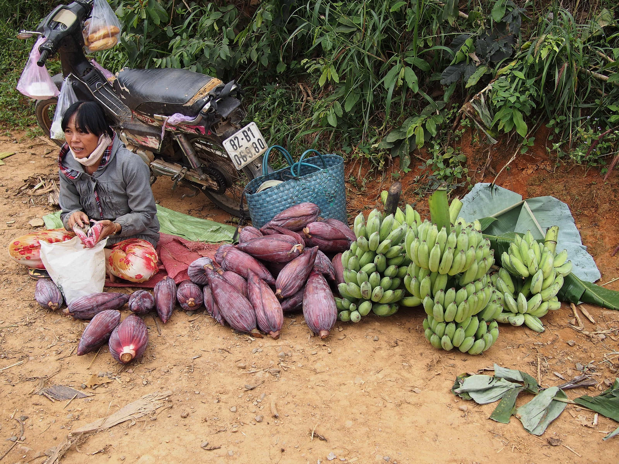 Olympus PEN E-PL5 sample photo. Banana seller photography