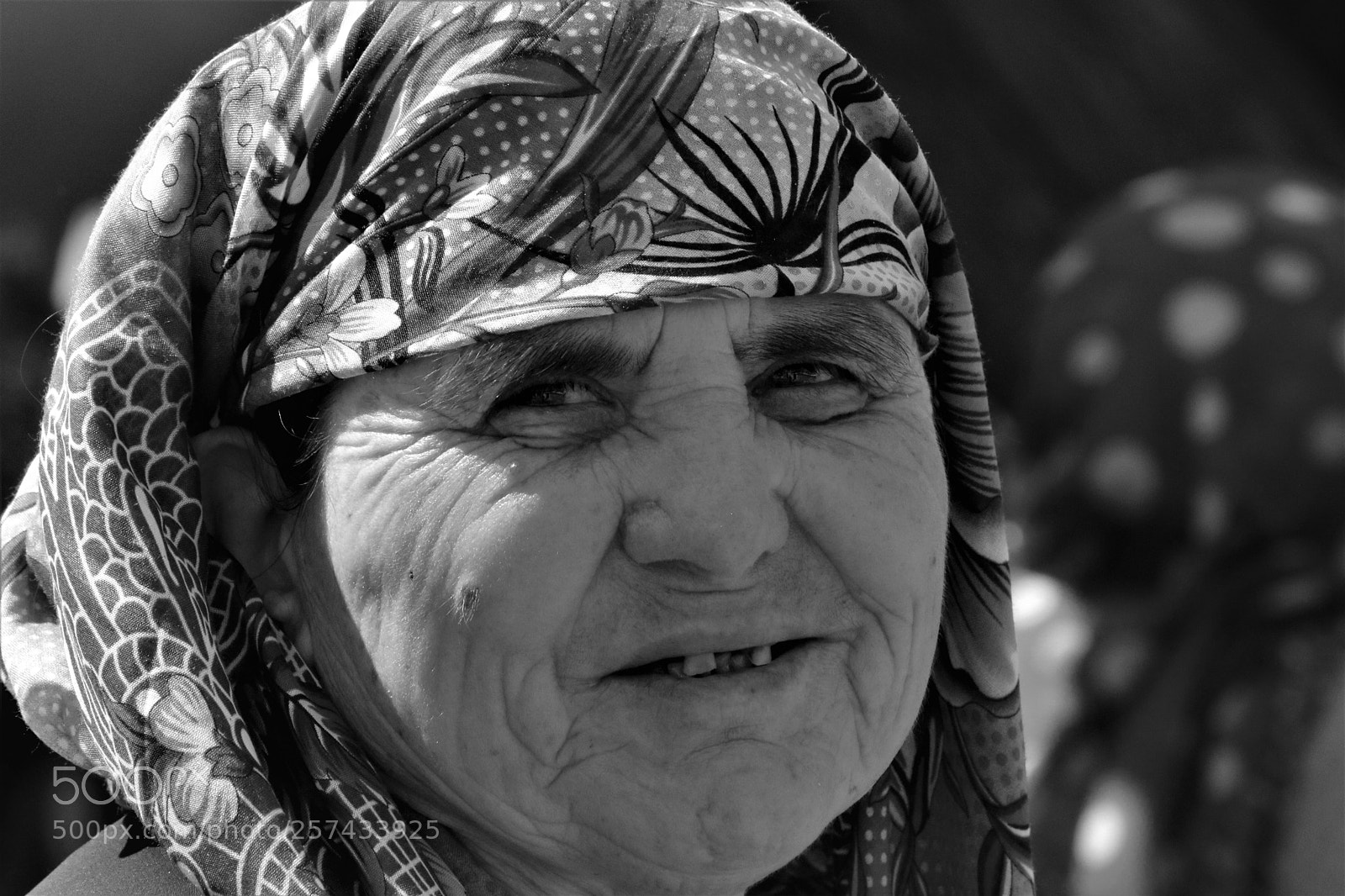 Canon EOS 750D (EOS Rebel T6i / EOS Kiss X8i) sample photo. Old woman photography
