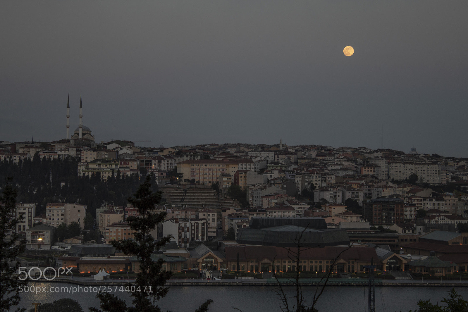 Canon EOS 1300D (EOS Rebel T6 / EOS Kiss X80) sample photo. Fullmoon rises over istanbul photography