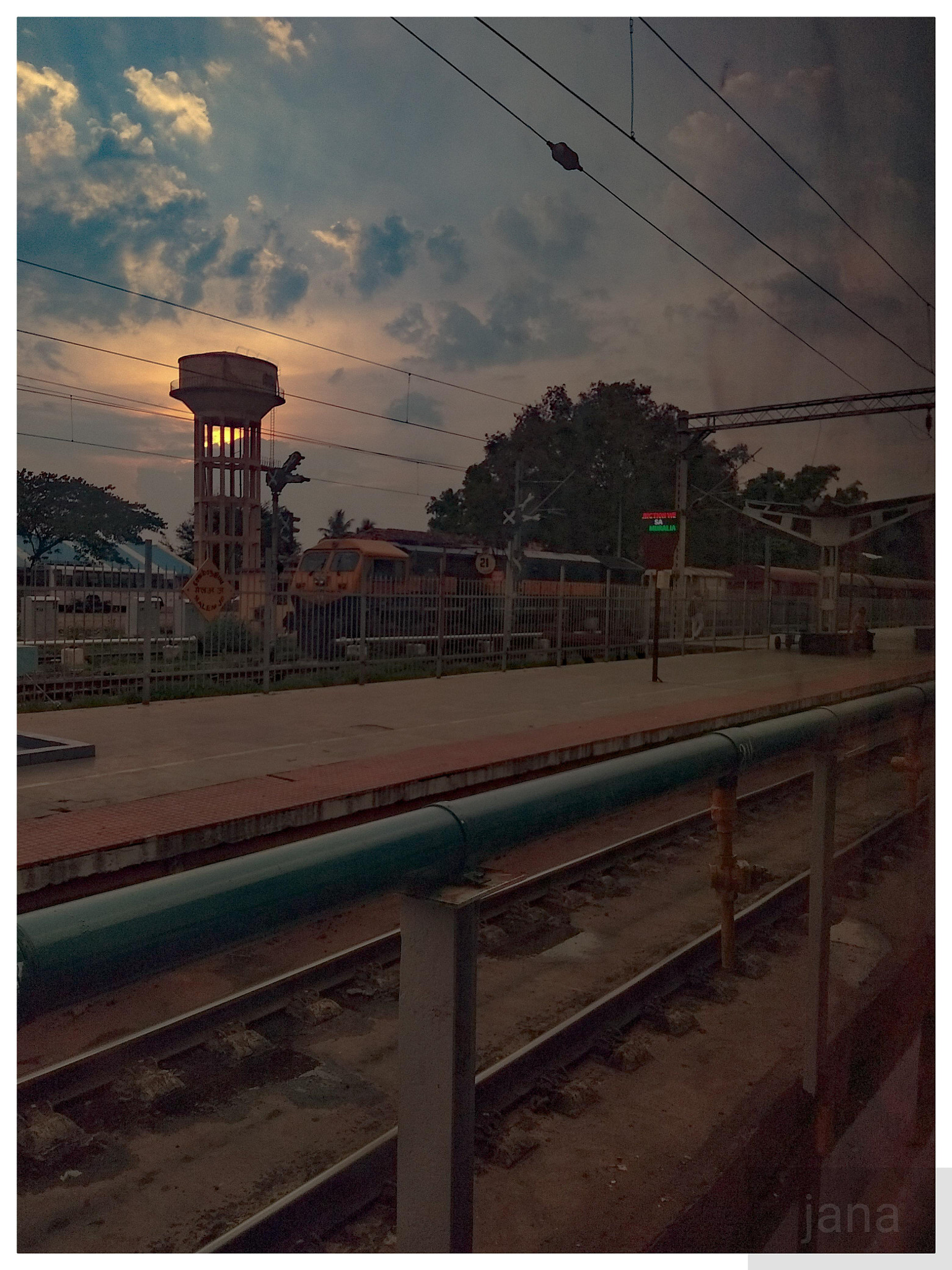 Xiaomi Redmi Note 5A sample photo. Tracks photography