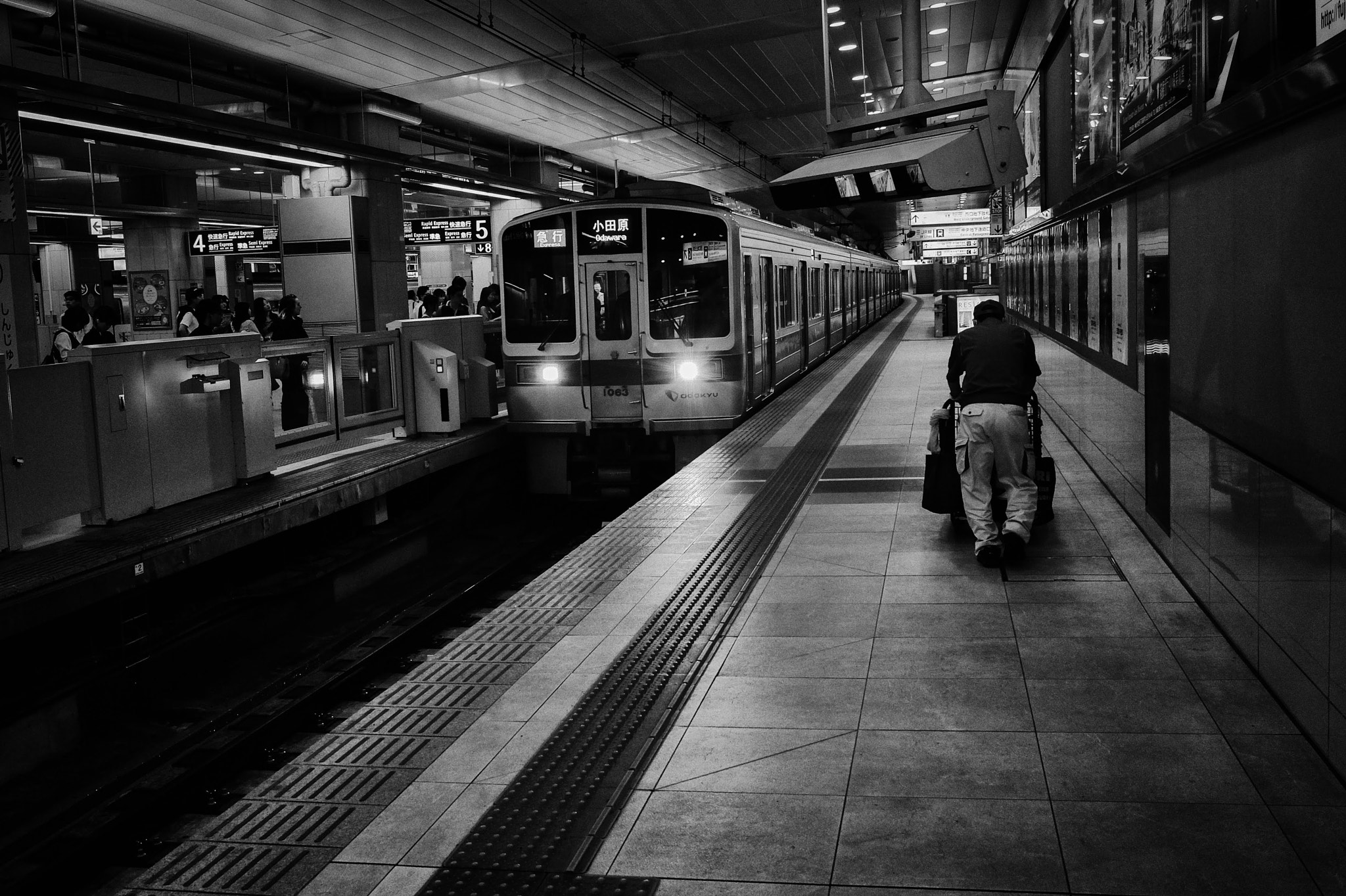 Fujifilm X20 sample photo. Workers and waiters photography