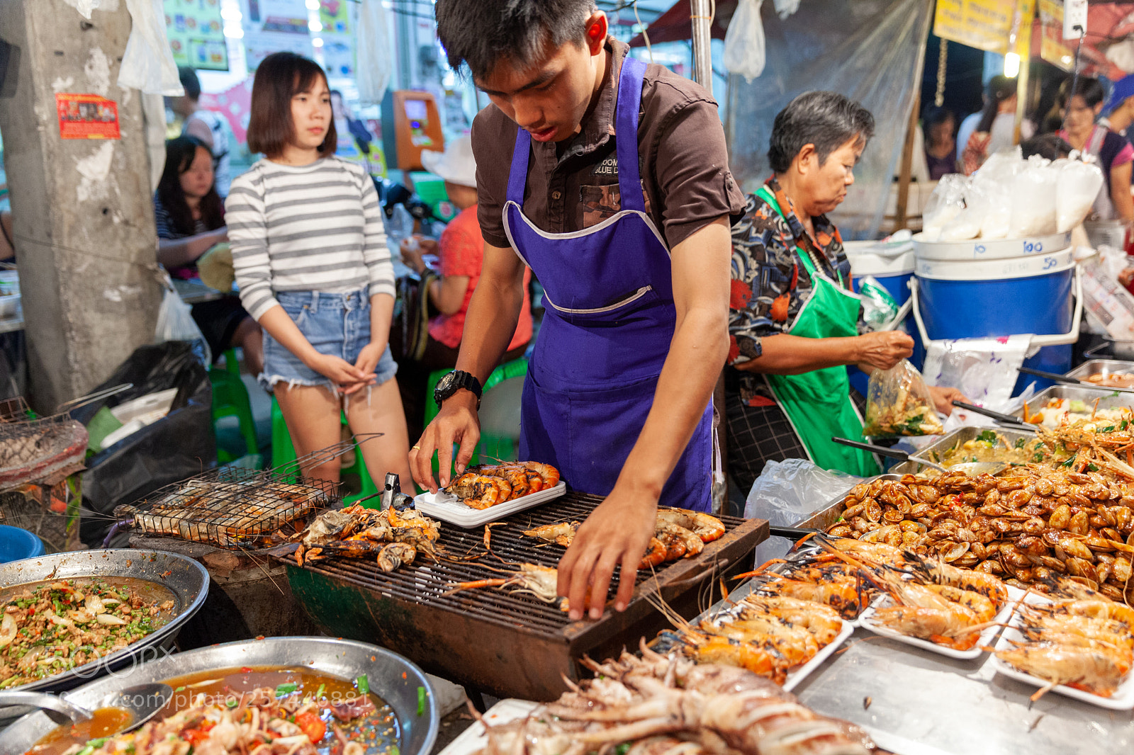Canon EOS 5D Mark II sample photo. Man prepare prawns for photography