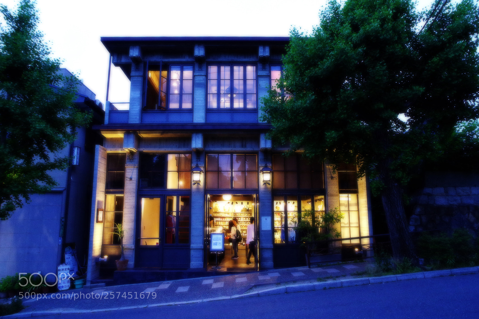 Pentax K-3 II sample photo. A stylish shop on photography
