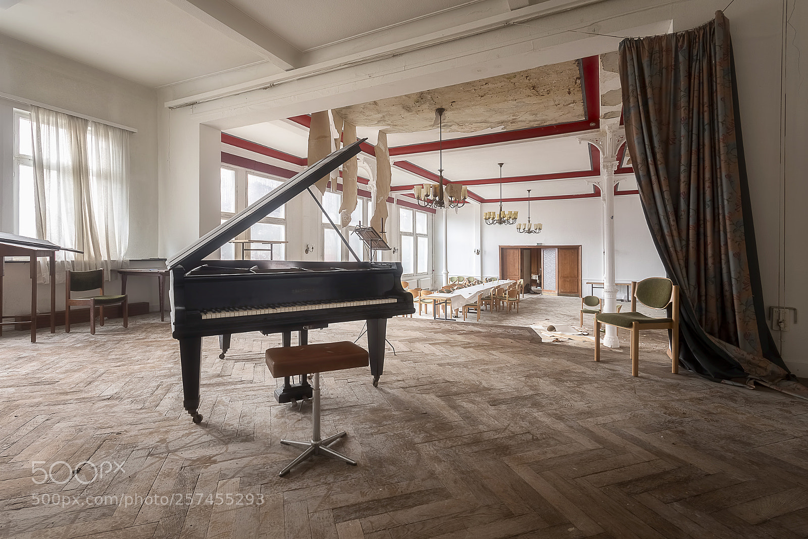 Canon EOS 650D (EOS Rebel T4i / EOS Kiss X6i) sample photo. Abandoned piano in hotel. photography