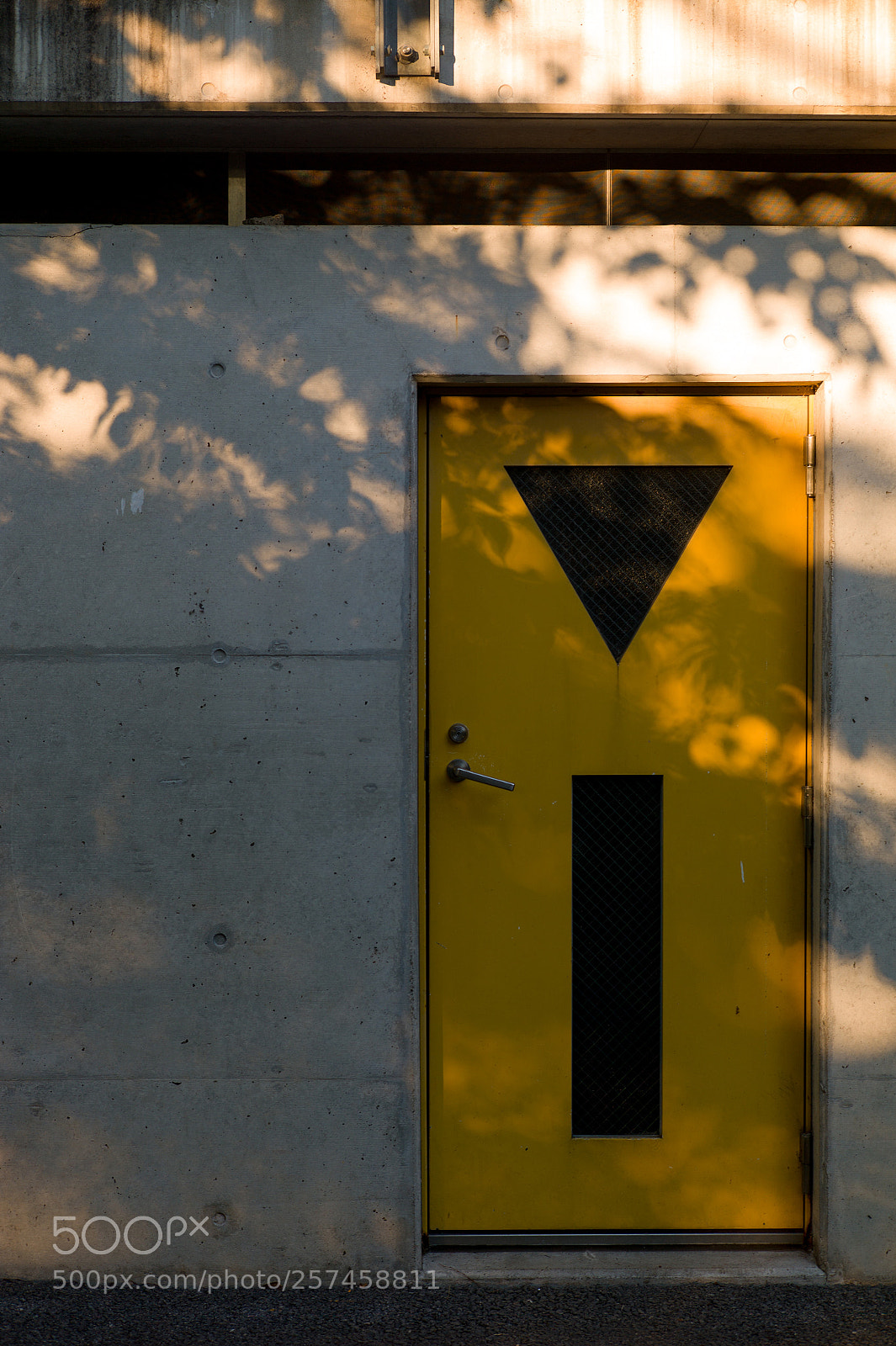 Leica M9 sample photo. Yellow door photography