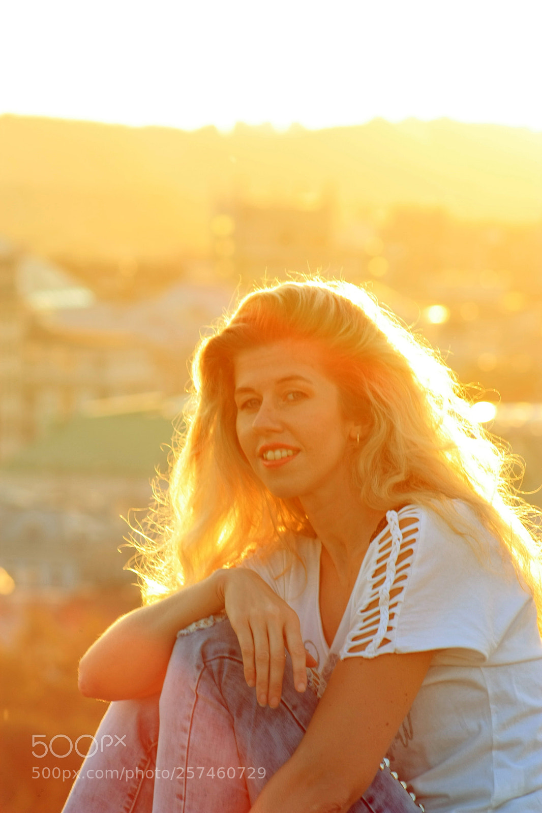 Canon EOS 450D (EOS Rebel XSi / EOS Kiss X2) sample photo. Smiling blonde girl in photography