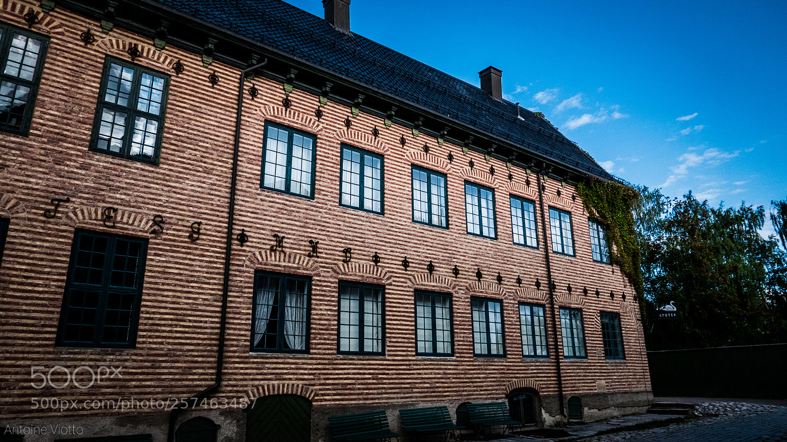 Leica D-Lux (Typ 109) sample photo. Old dispensary photography