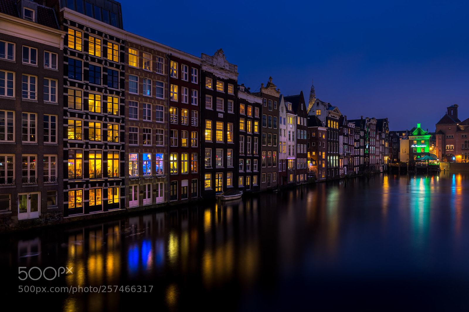 Canon EOS 5D Mark IV sample photo. Houses along the damrak photography