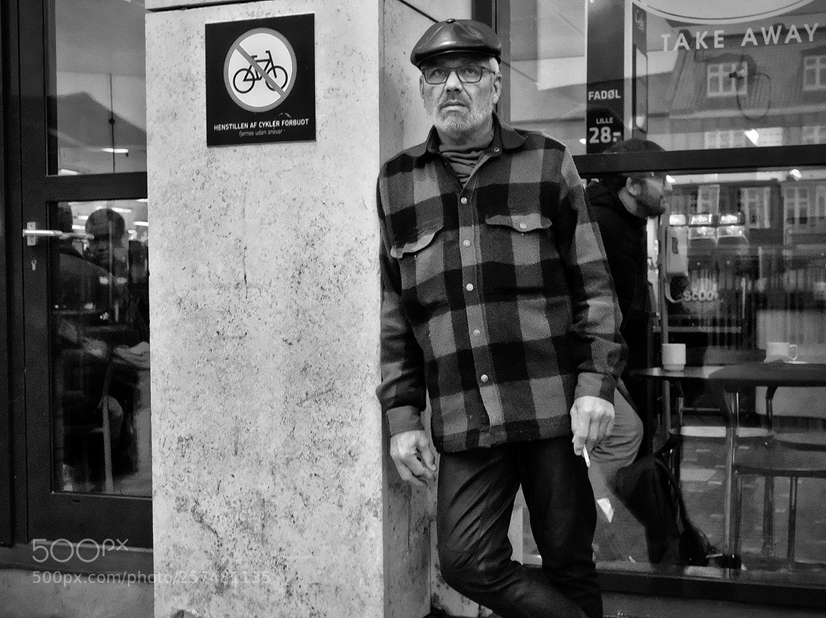 Fujifilm X-Pro2 sample photo. Smoking outside photography