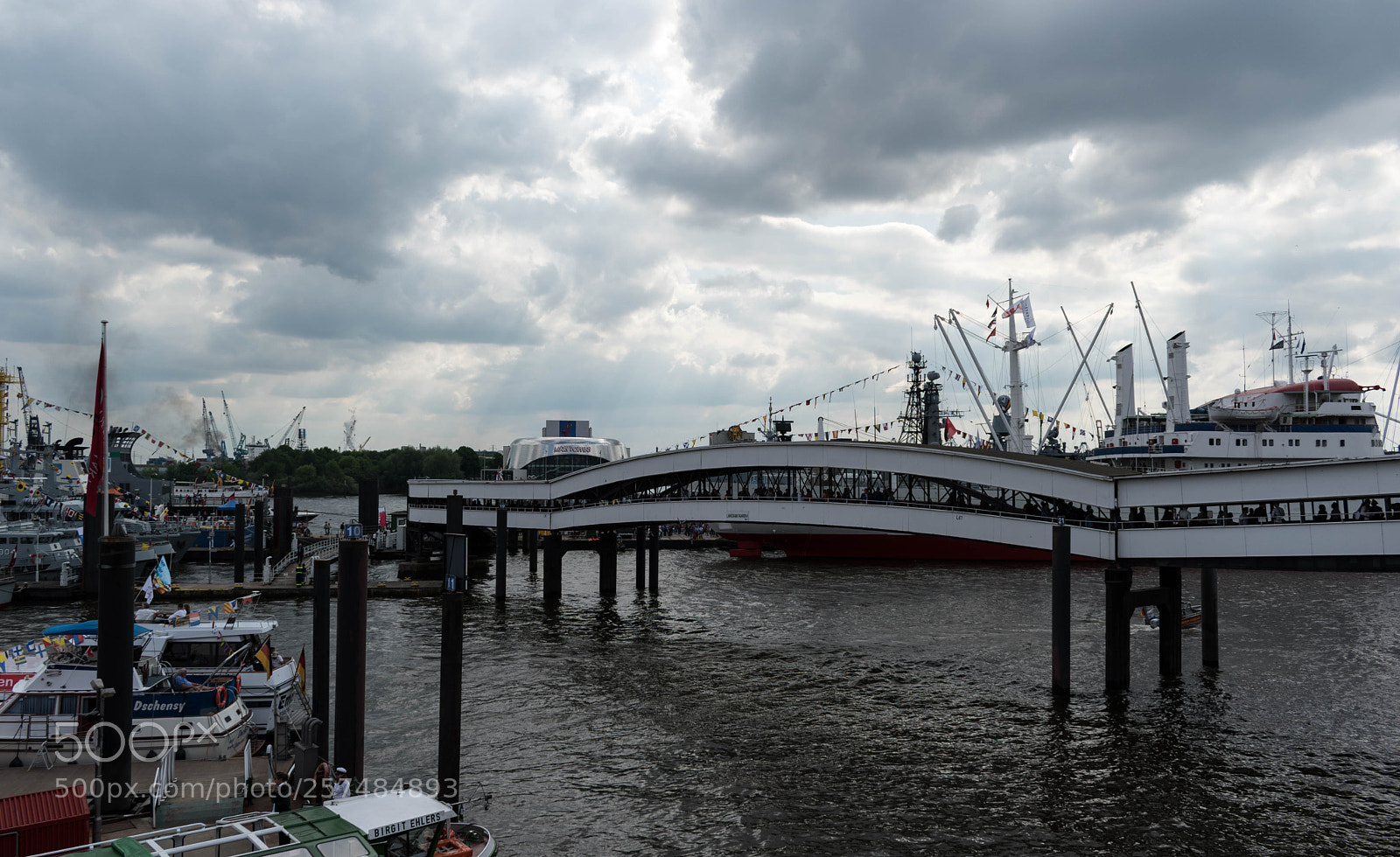 Nikon D5600 sample photo. Überseebrücke hamburg photography