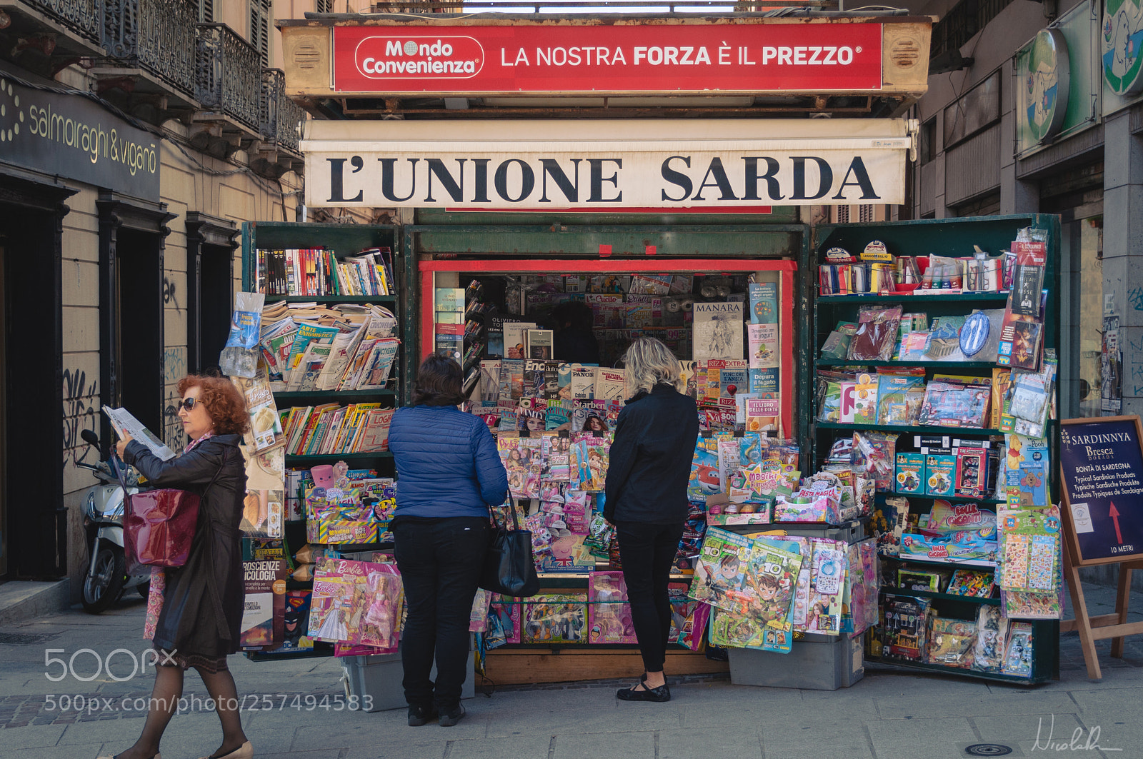 Nikon D90 sample photo. Newsstand photography