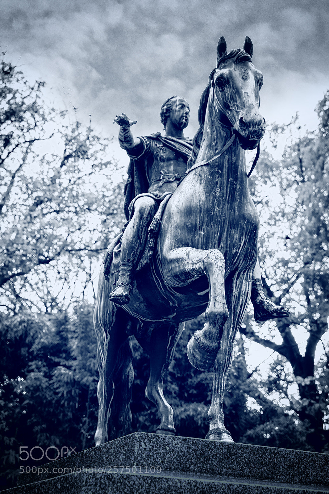 Canon EOS 750D (EOS Rebel T6i / EOS Kiss X8i) sample photo. Equestrian statue in schoenbrunn photography