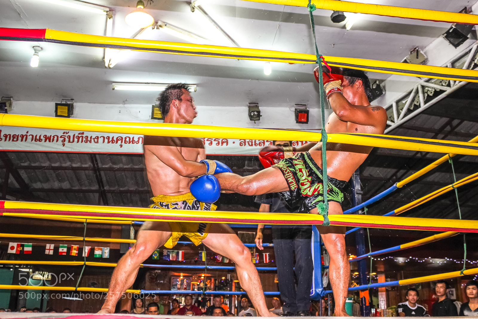 Canon EOS 550D (EOS Rebel T2i / EOS Kiss X4) sample photo. Muay thai match photography