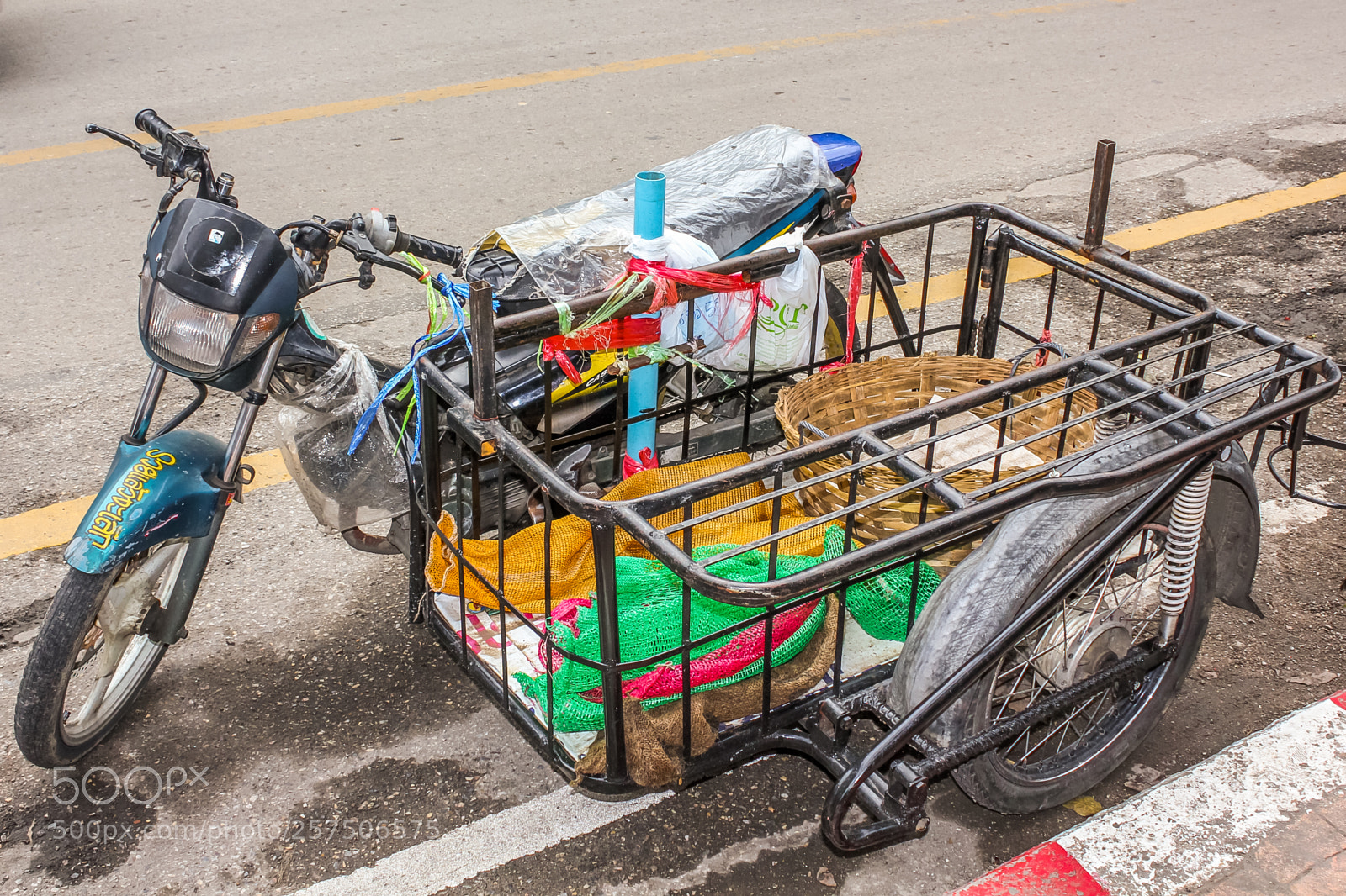 Canon EOS 550D (EOS Rebel T2i / EOS Kiss X4) sample photo. Thai bike photography