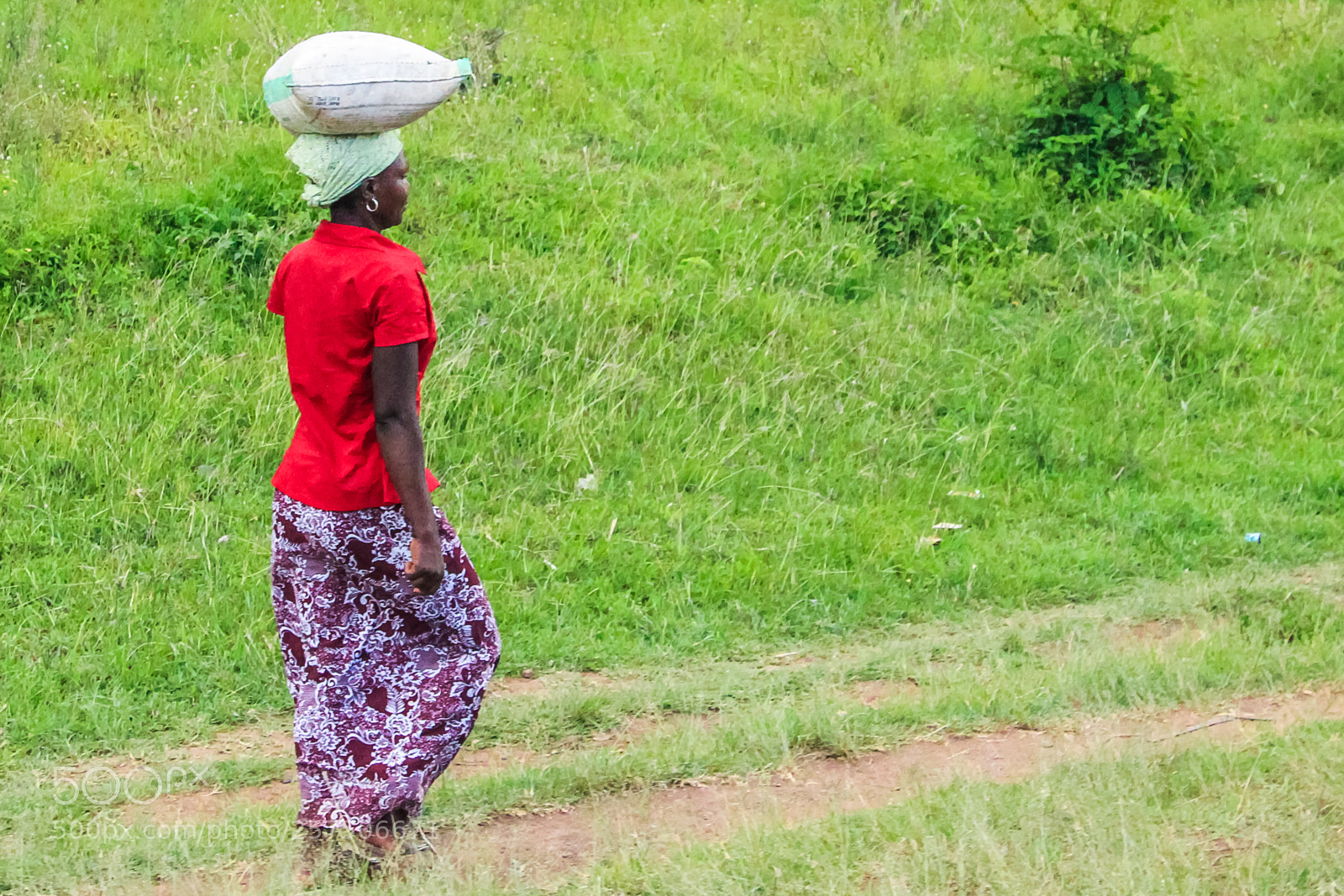 Canon EOS 550D (EOS Rebel T2i / EOS Kiss X4) sample photo. African woman photography