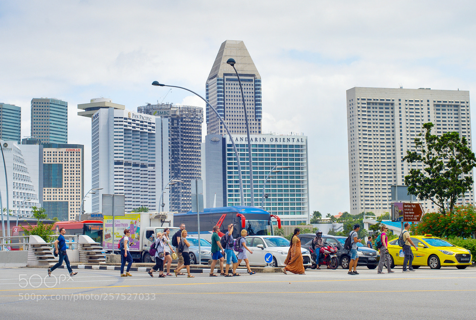 Nikon Df sample photo. People crossing urban road photography
