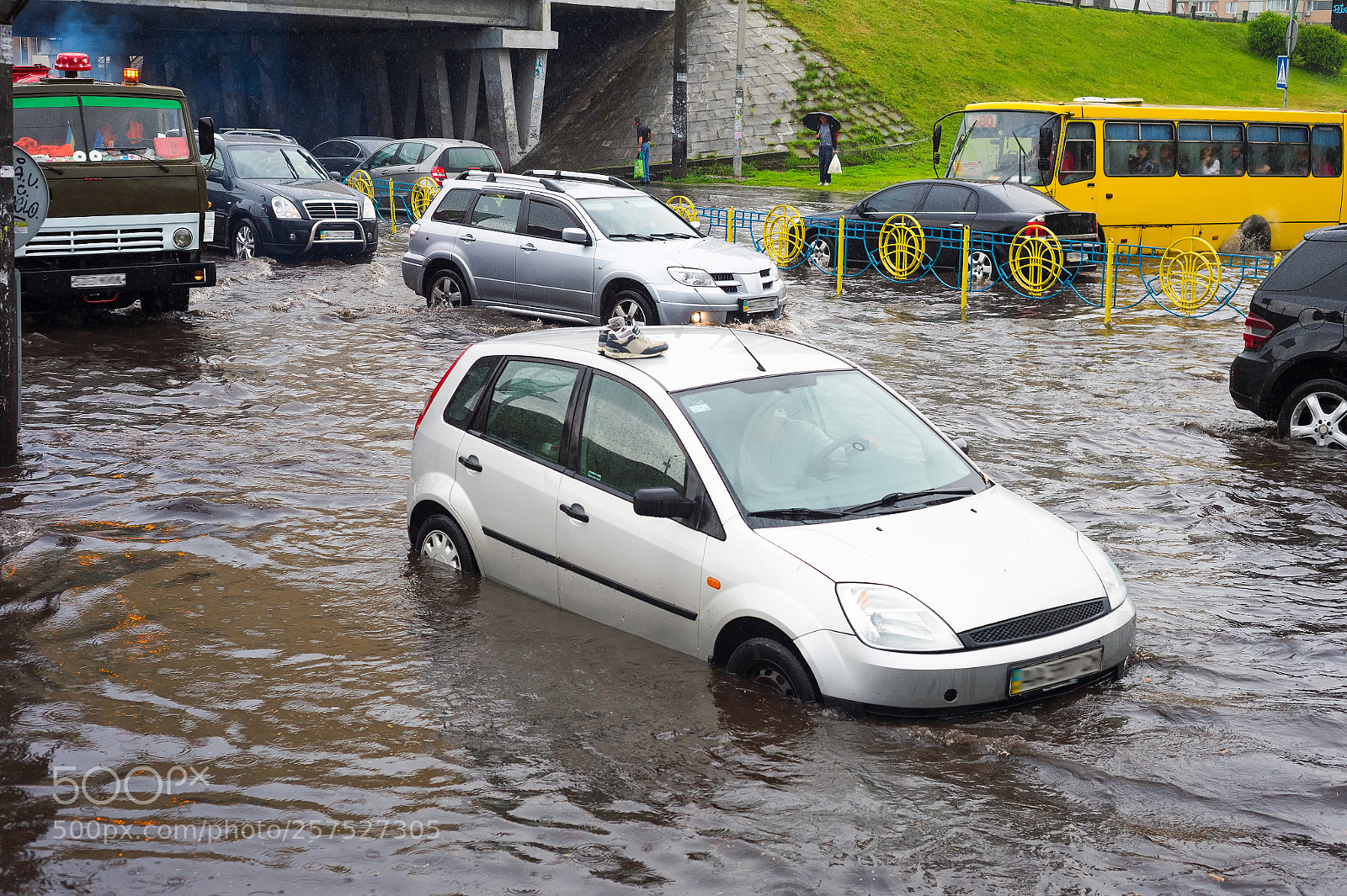 Nikon Df sample photo. Traffic on flooded city photography