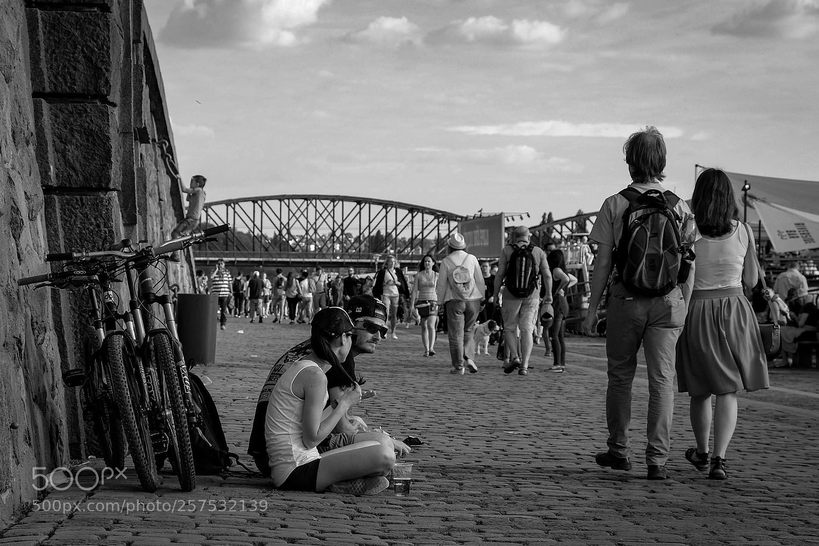 Fujifilm X-E2 sample photo. Two cyclists have a photography