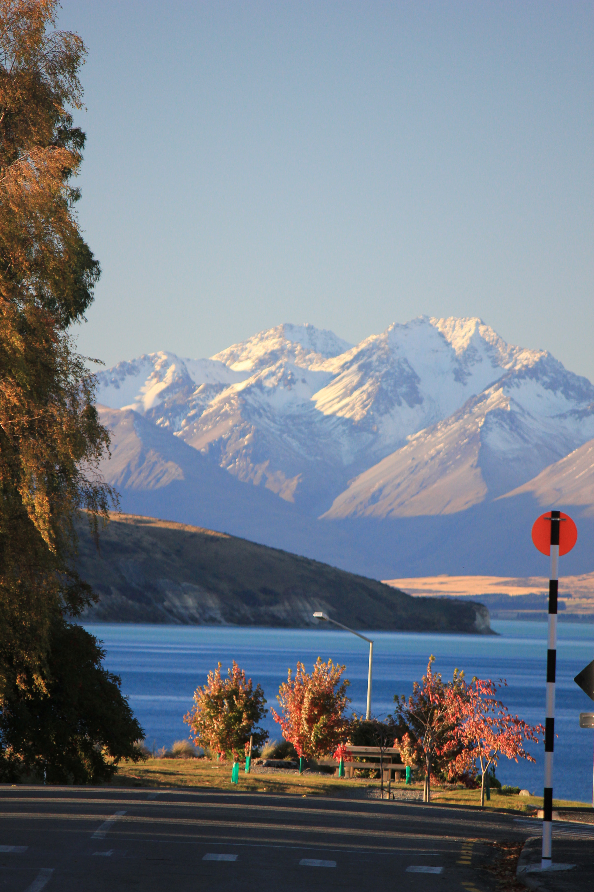 Canon EOS 550D (EOS Rebel T2i / EOS Kiss X4) + Canon EF-S 55-250mm F4-5.6 IS II sample photo. Evening at lake tekapo nz photography