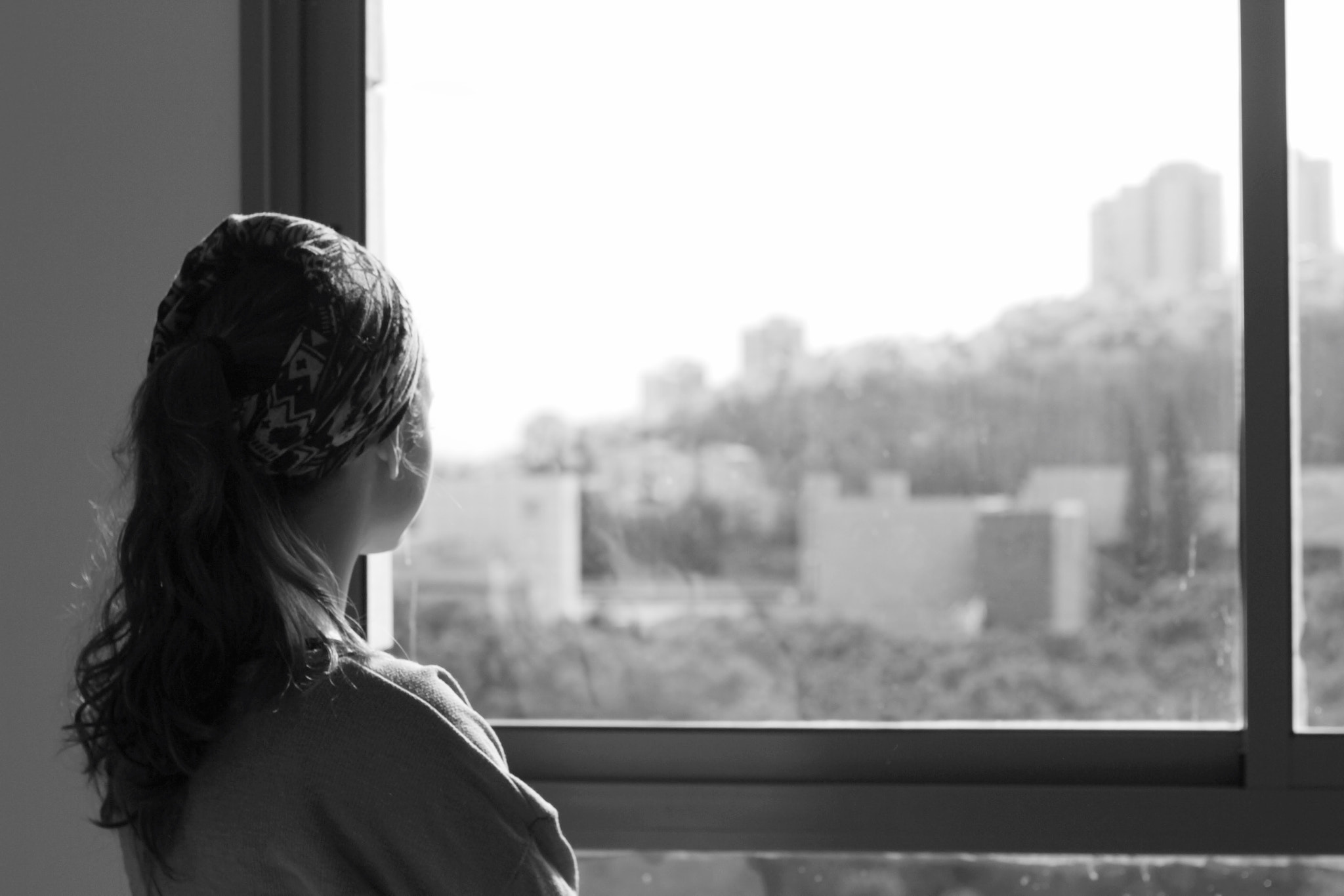 Canon EOS 700D (EOS Rebel T5i / EOS Kiss X7i) + Canon EF 50mm F1.8 II sample photo. Looking out the window photography