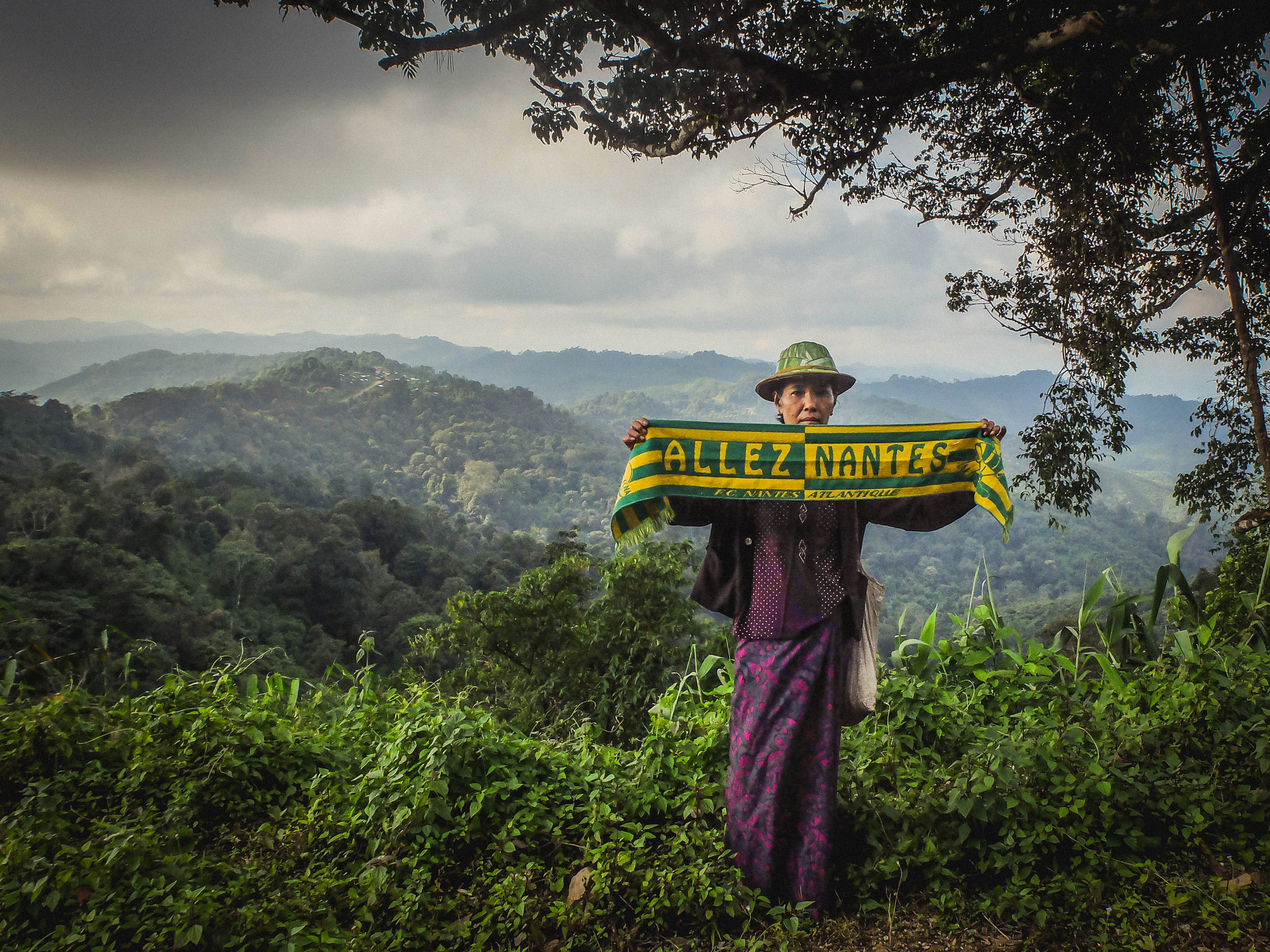 Fujifilm X20 sample photo. Fcnantes fan in myanmar photography