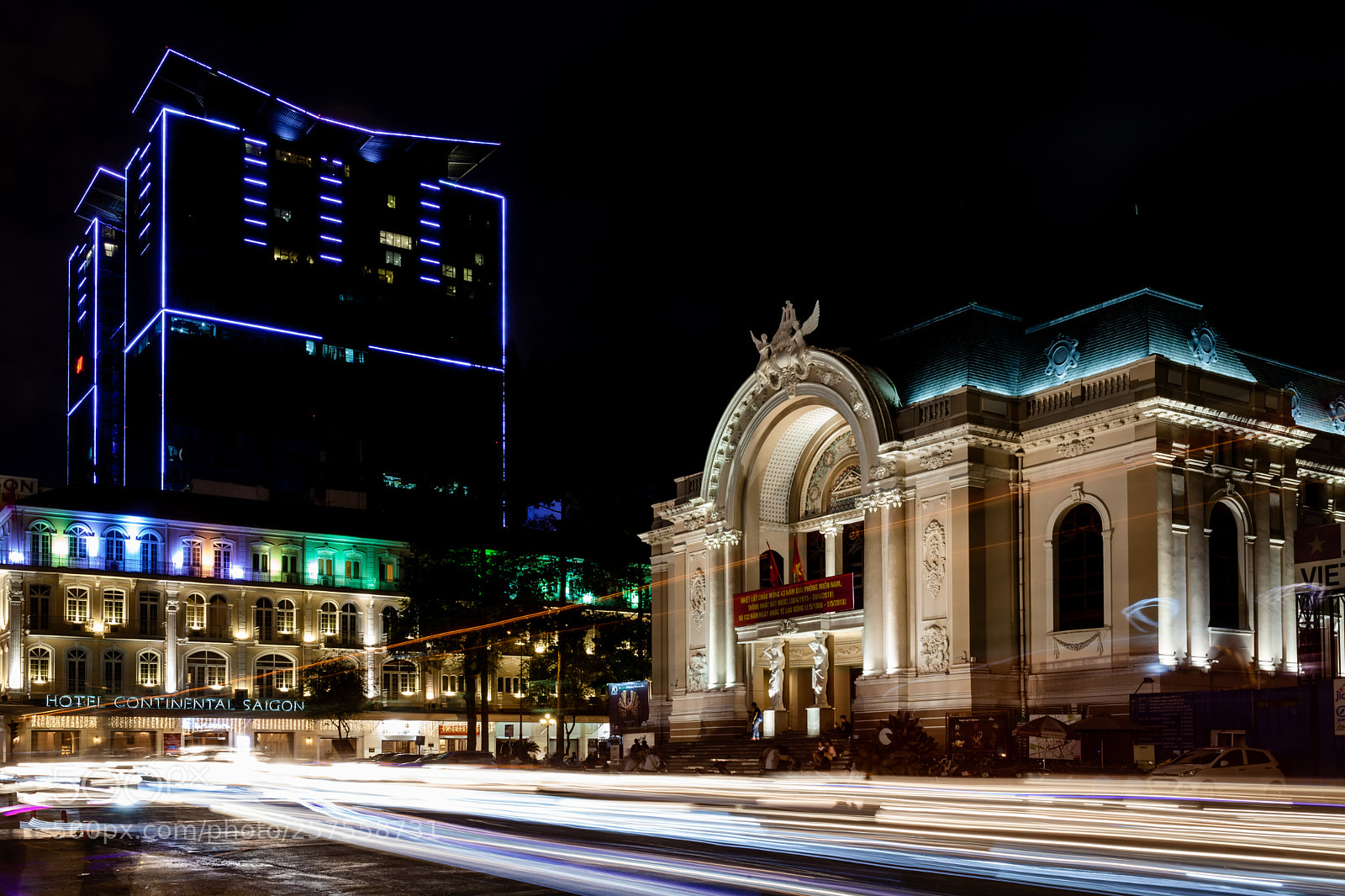 Canon EOS 5D Mark II sample photo. Opera by night photography