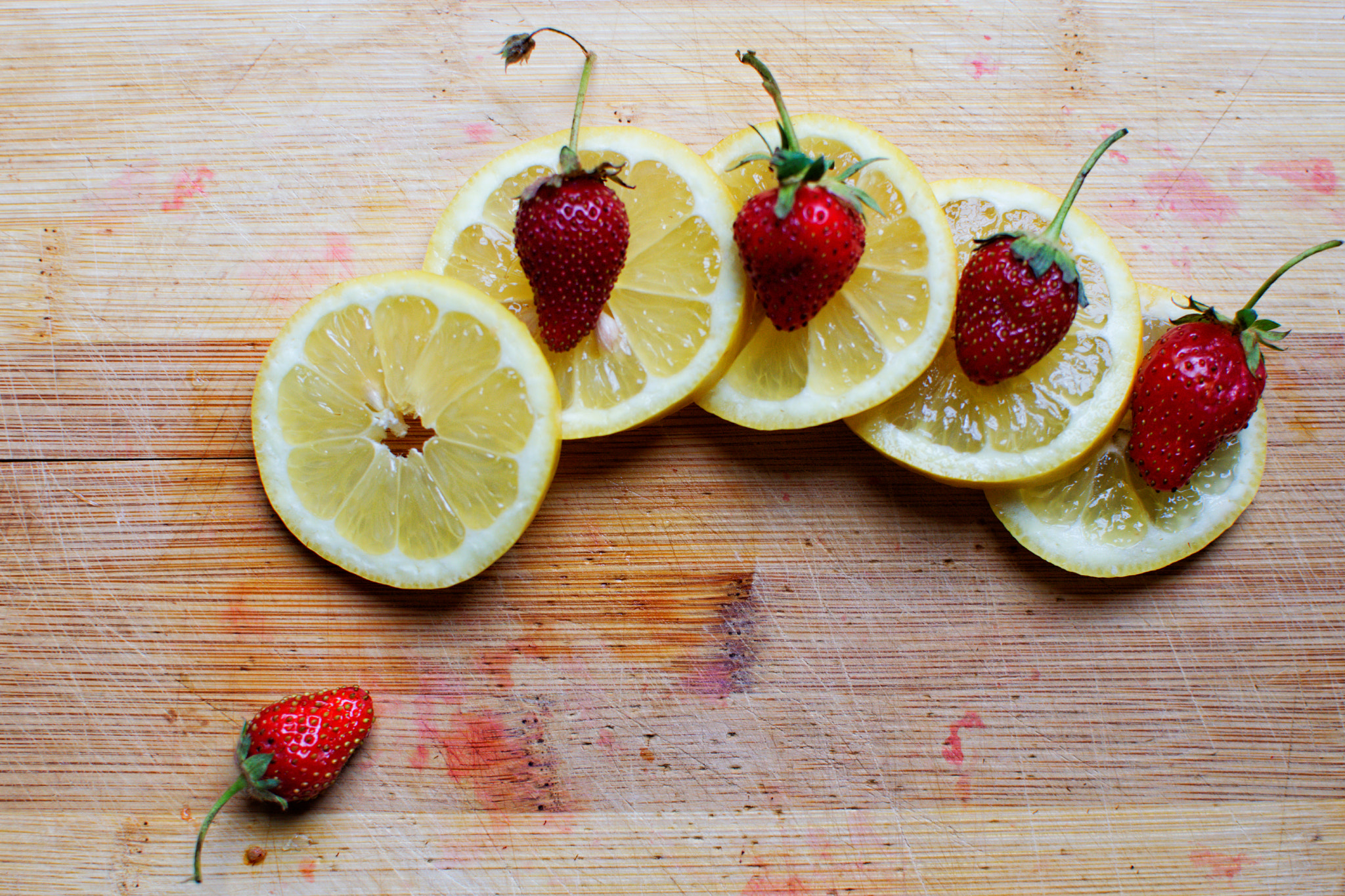 Nikon D5300 + Nikon AF-S DX Nikkor 35mm F1.8G sample photo. Lemon & strawberries range photography