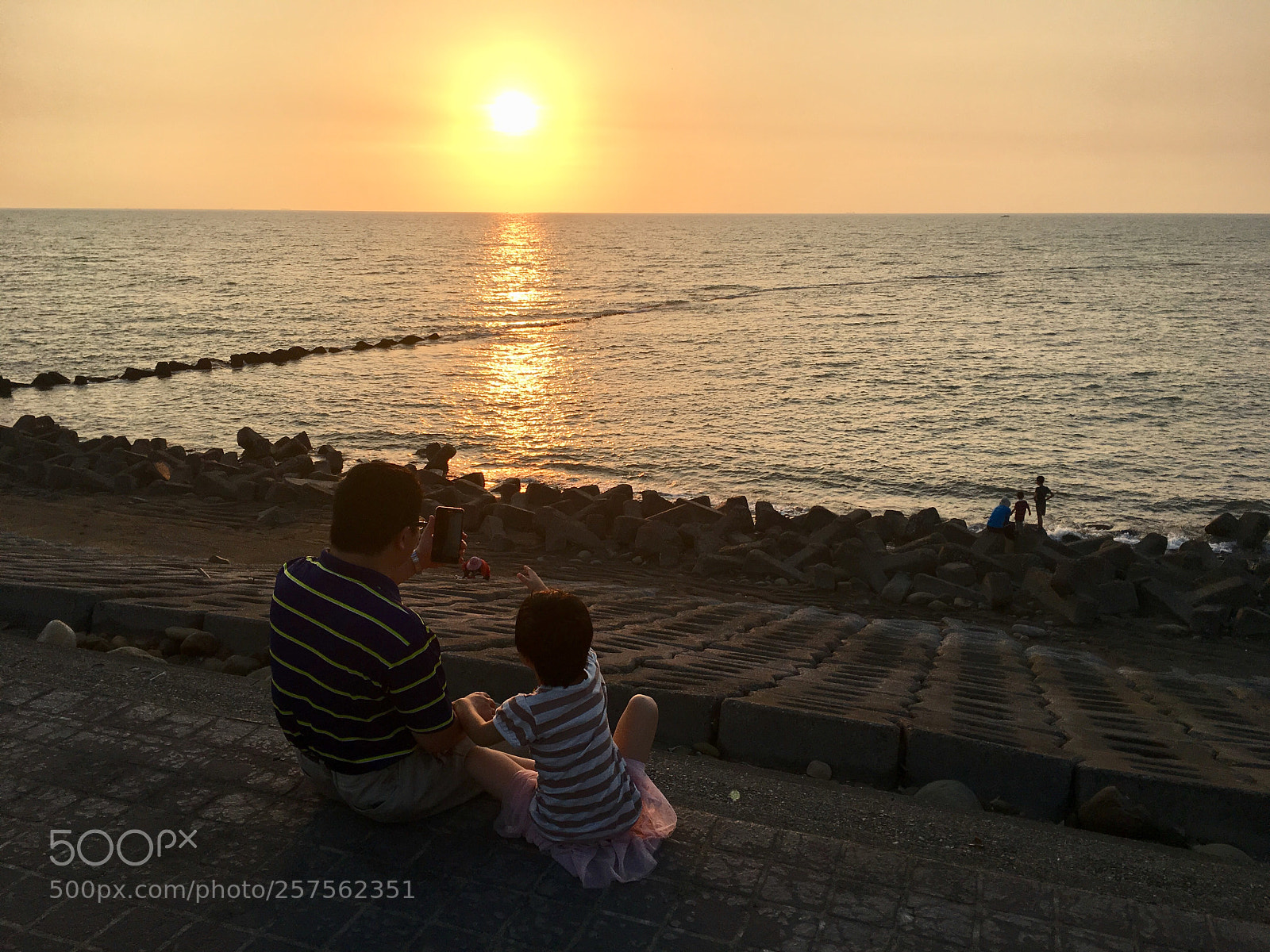 Apple iPhone 6s Plus sample photo. Sunset. father and daughter. photography