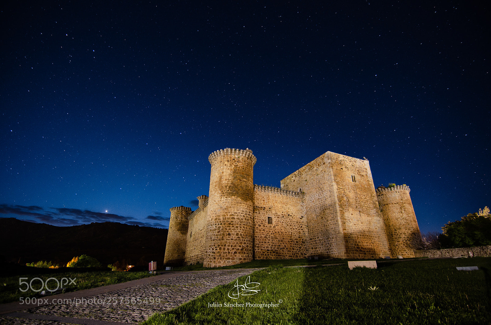 Nikon D5100 sample photo. Valdecorneja’s castle photography