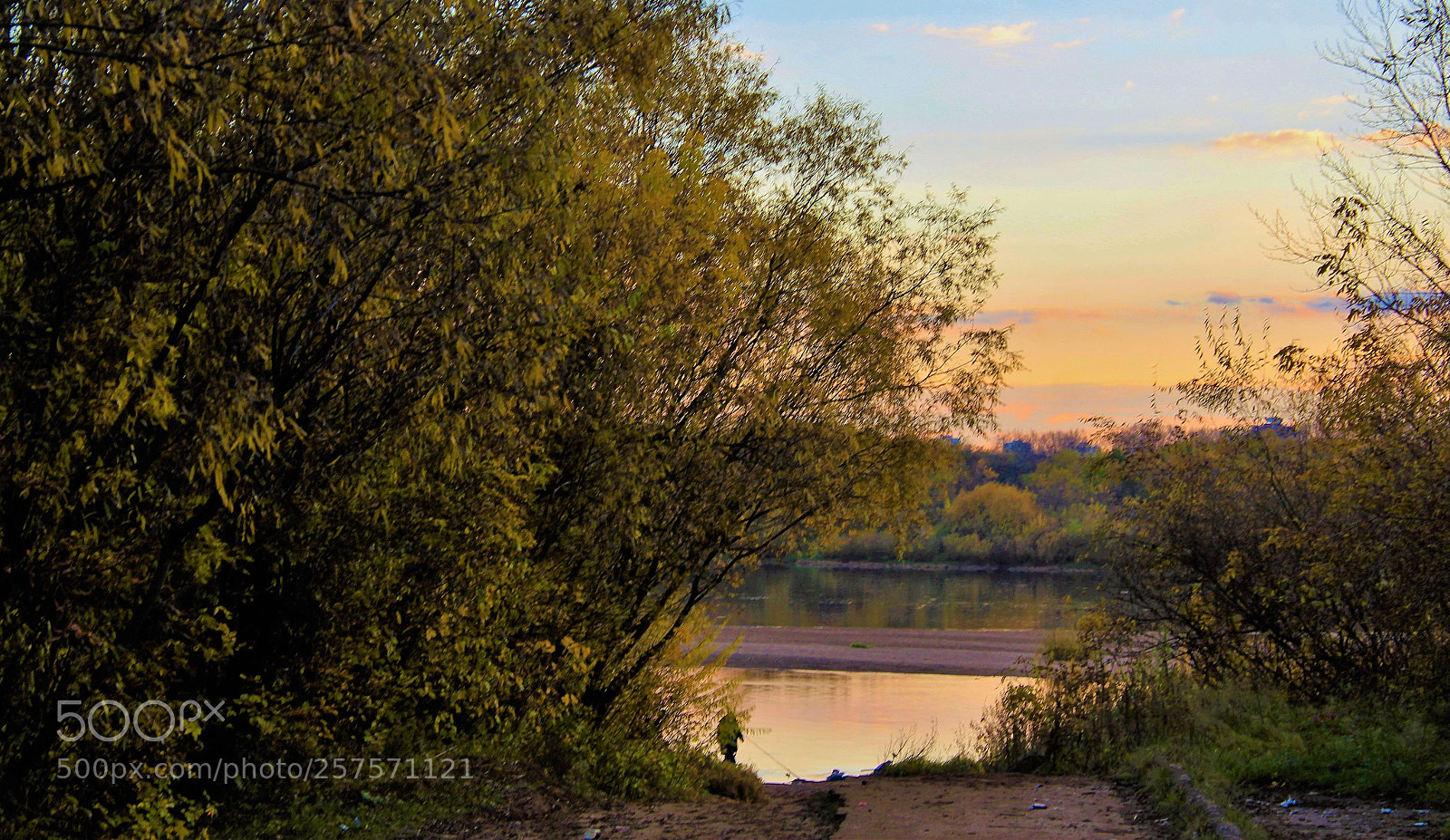 Canon EOS 1300D (EOS Rebel T6 / EOS Kiss X80) sample photo. Peaceful sunset in kirov photography