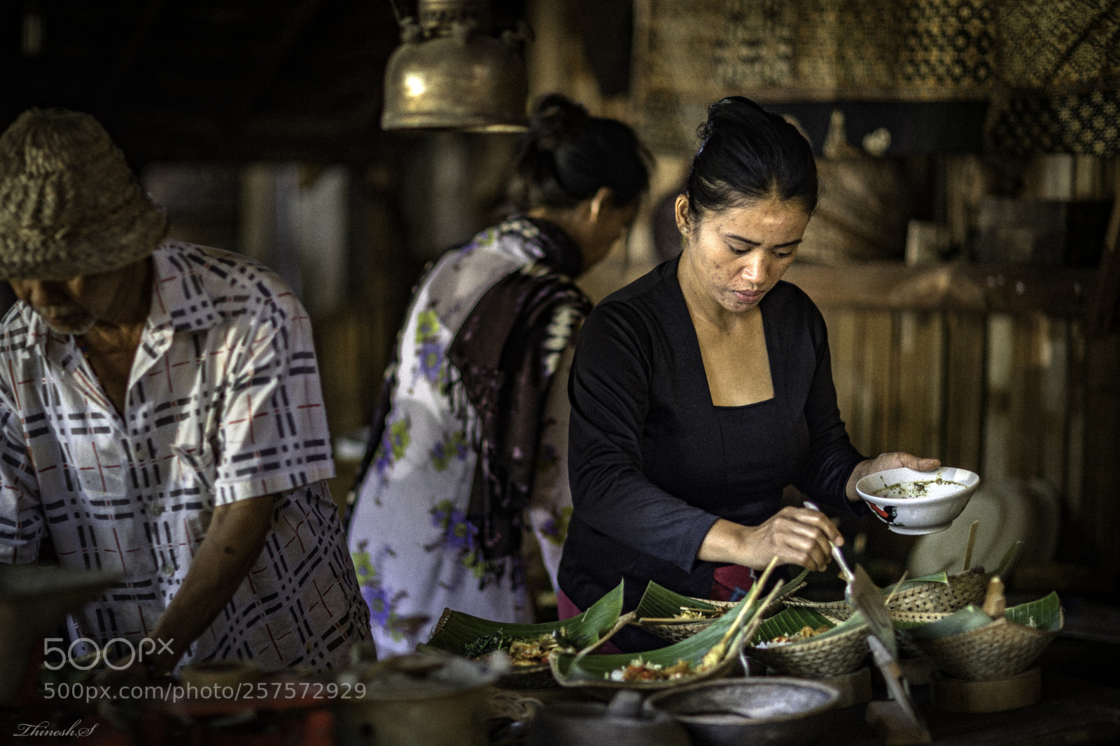 Canon EOS 5D Mark IV sample photo. Helping hand.... warung nasi photography