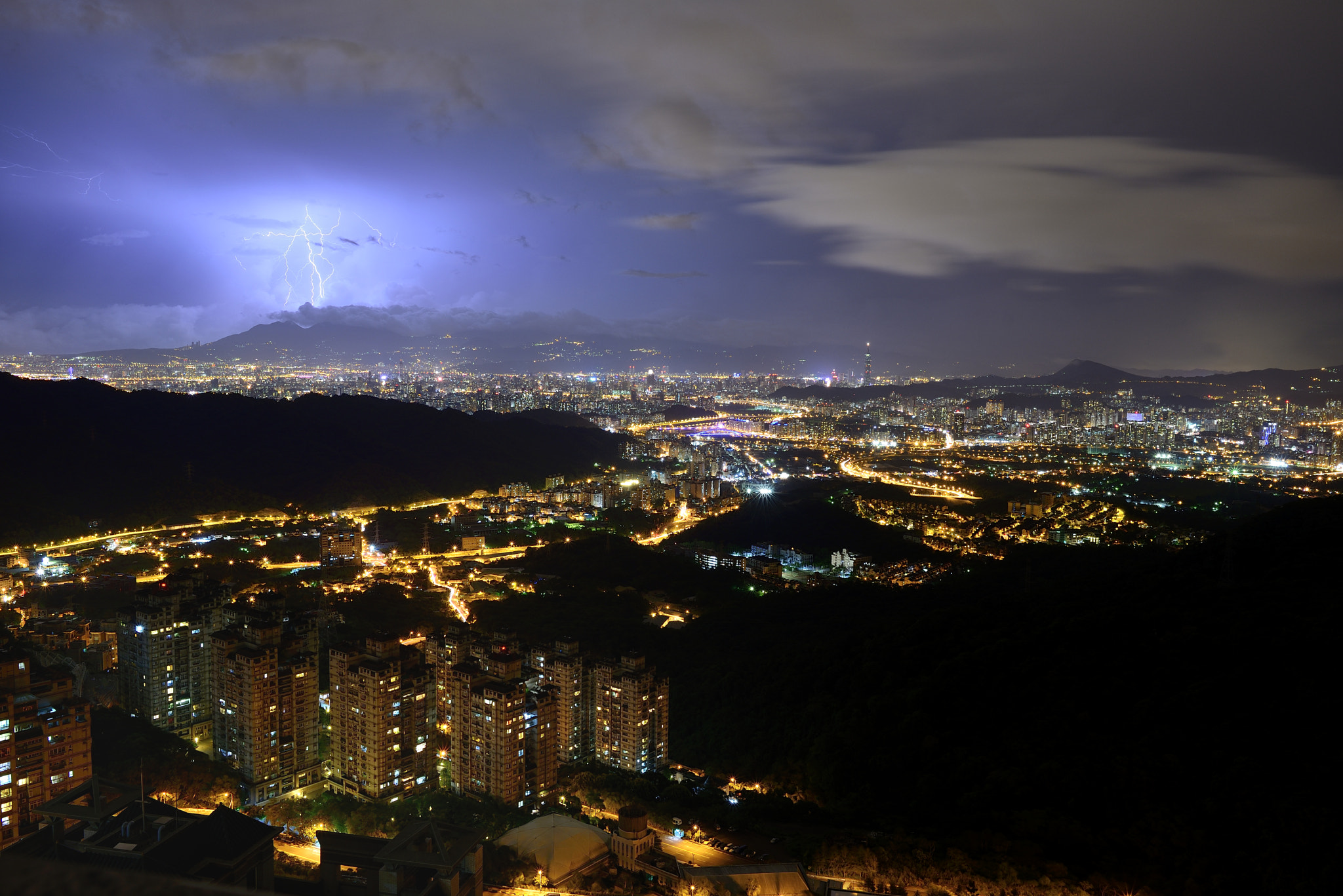 Nikon D600 sample photo. Lightening strikes on the mountain top of taipei photography