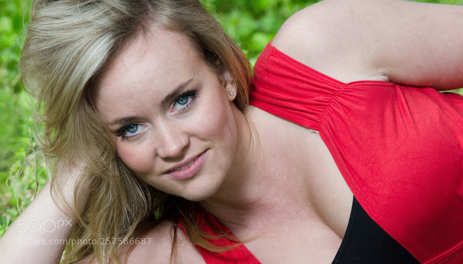 Nikon D7000 sample photo. The model photography