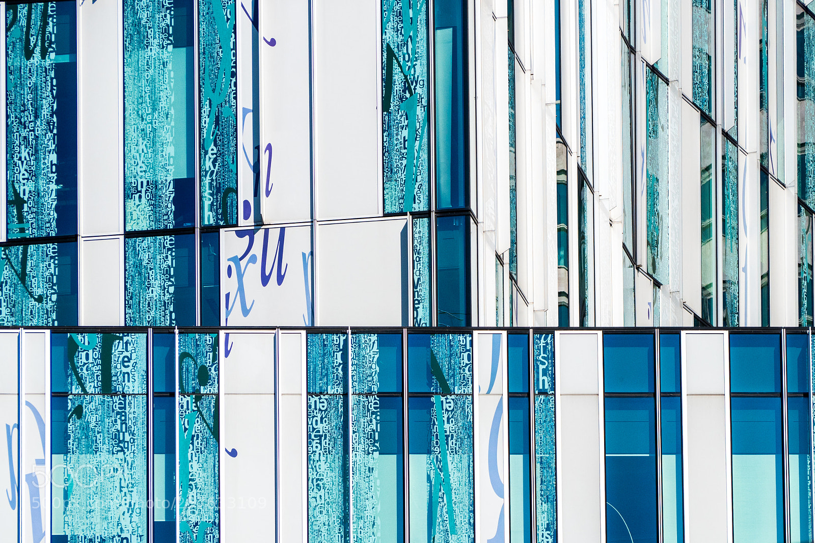 Olympus OM-D E-M5 II sample photo. Colorfull blue photography