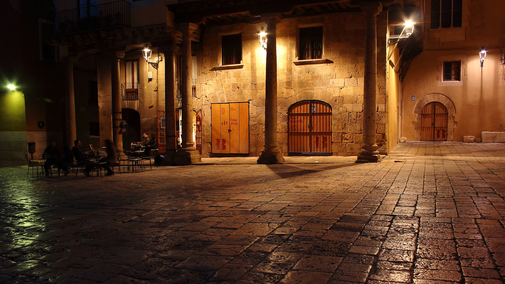 Canon EF-S 18-55mm F3.5-5.6 II sample photo. Chilling out in the old town photography