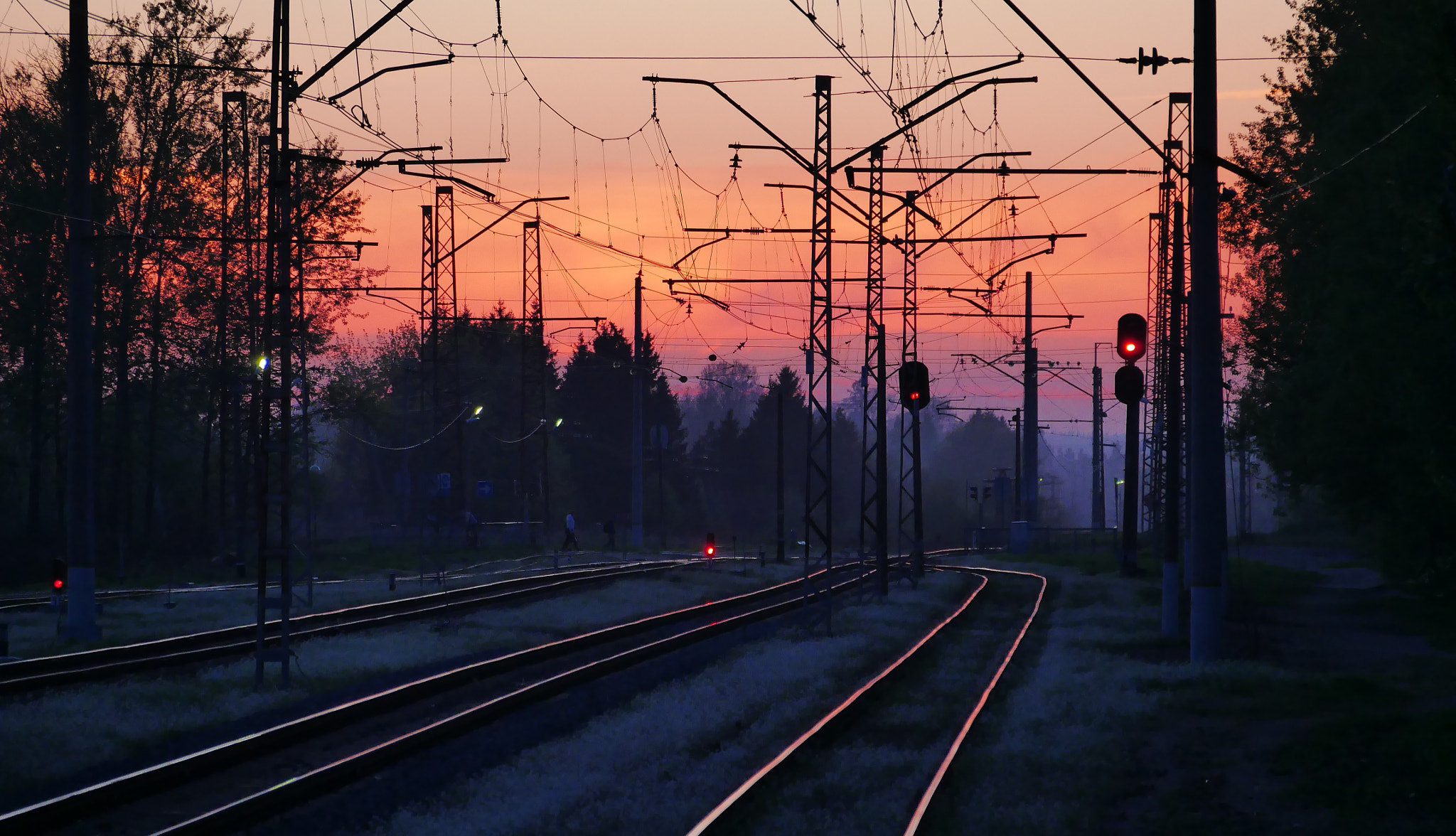 Panasonic Lumix DMC-G85 (Lumix DMC-G80) sample photo. Gradient sky and the railroad photography