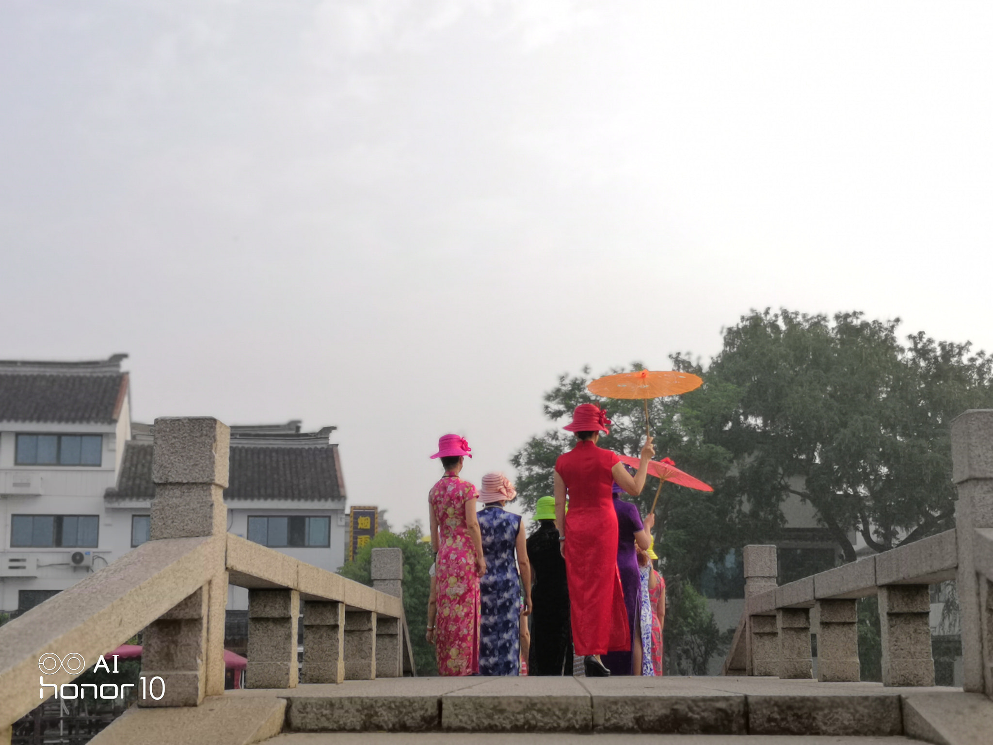 HUAWEI Honor 10 sample photo. Chinese dama at old town in morning photography