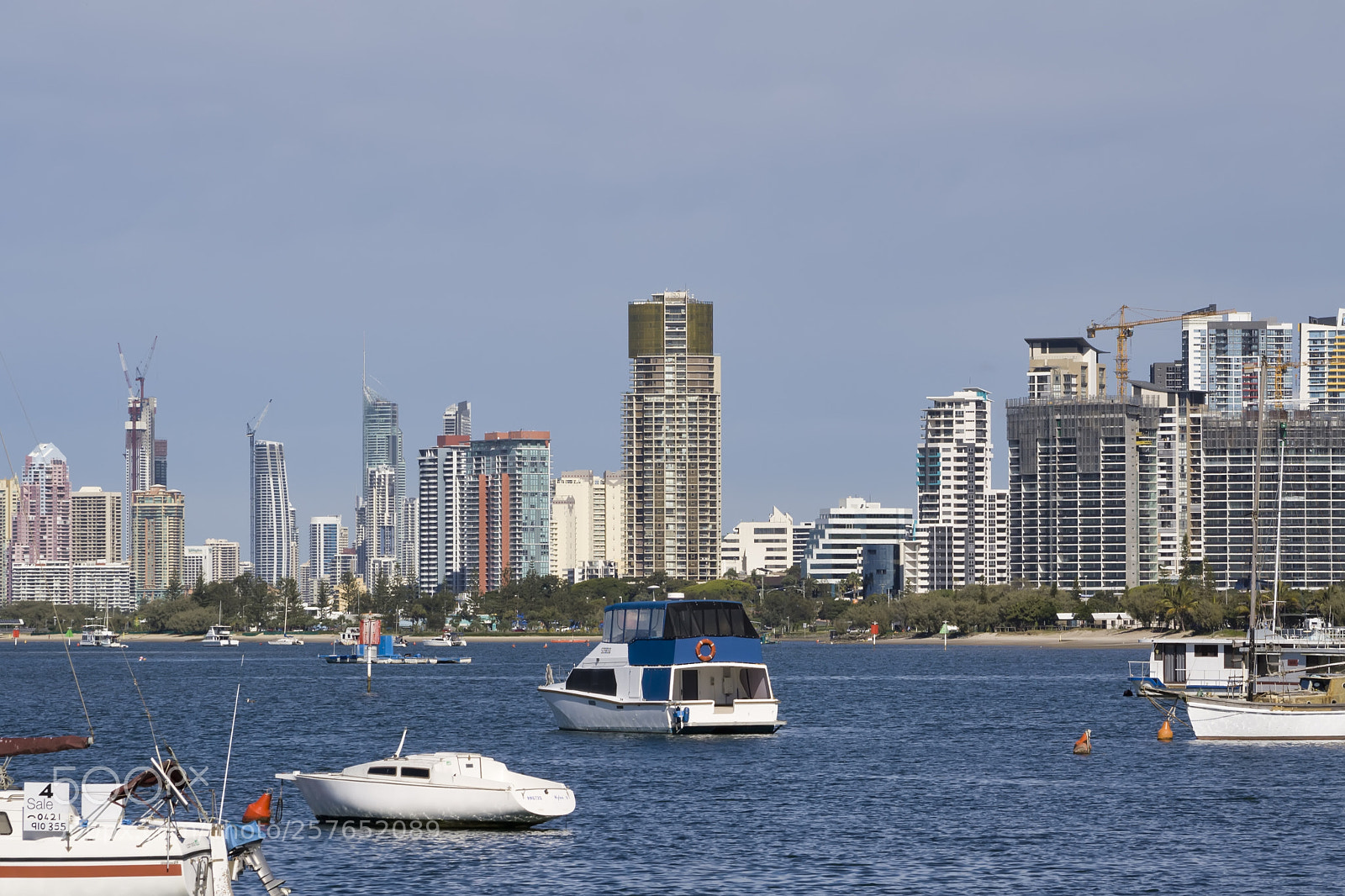Canon EOS 1000D (EOS Digital Rebel XS / EOS Kiss F) sample photo. Boats moored in front photography