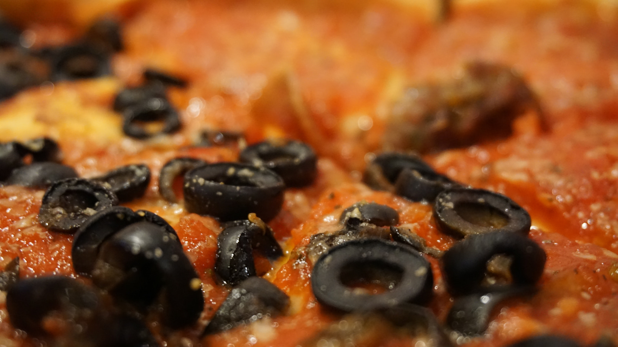 Sony a6000 + Sony E 18-50mm F4-5.6 sample photo. Deep dish with olives photography