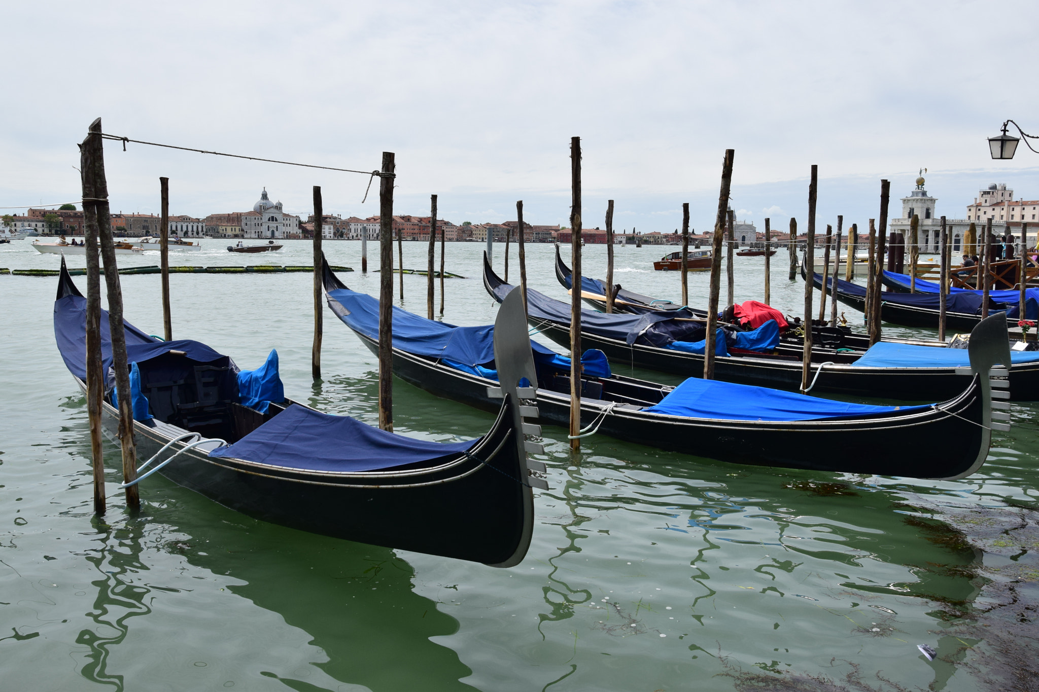 Nikon AF-S Nikkor 20mm F1.8G ED sample photo. Venice gondola photography