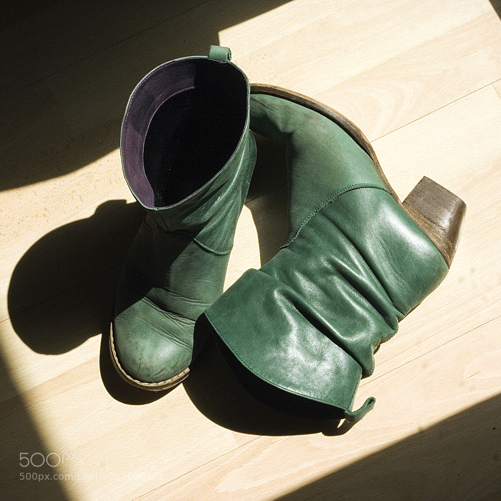 Canon EOS 350D (EOS Digital Rebel XT / EOS Kiss Digital N) sample photo. Green boots o photography