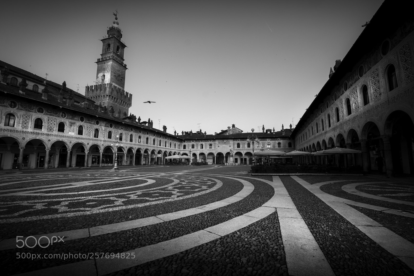 Canon EOS 40D sample photo. Vigevano square photography
