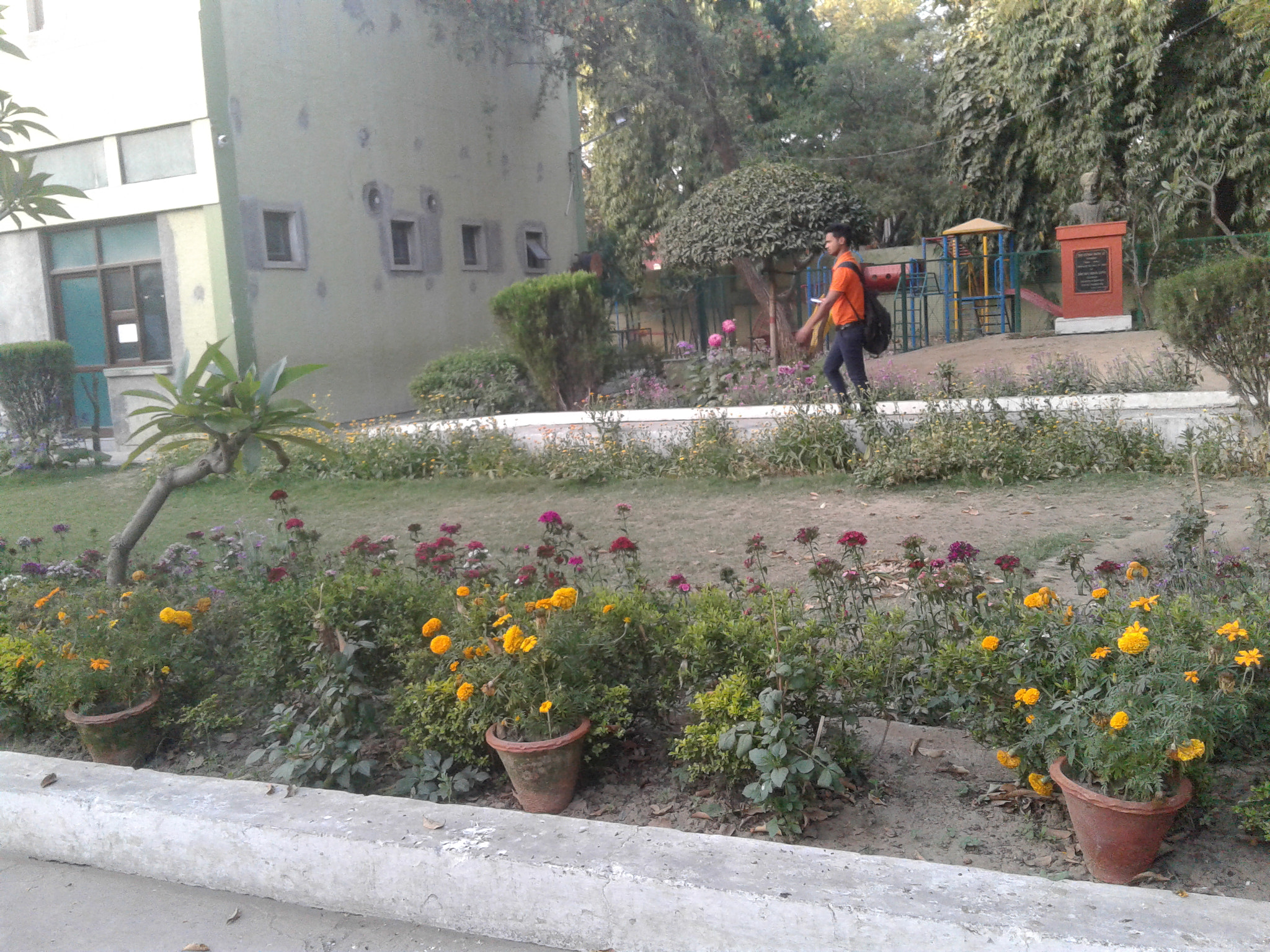 Samsung Galaxy J2 sample photo. School garden photography