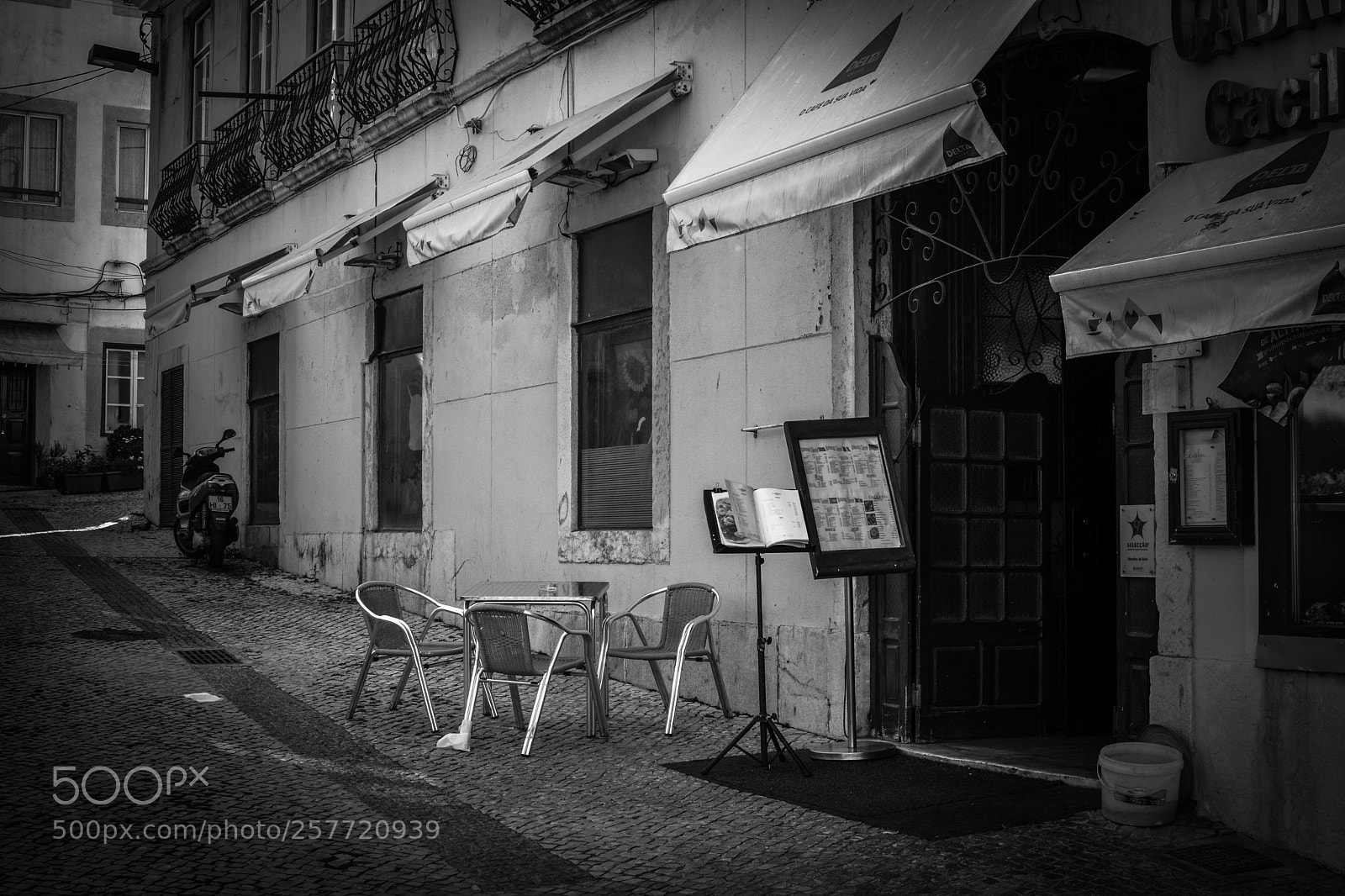 Nikon D5200 sample photo. Streets of almada. cacilhas photography