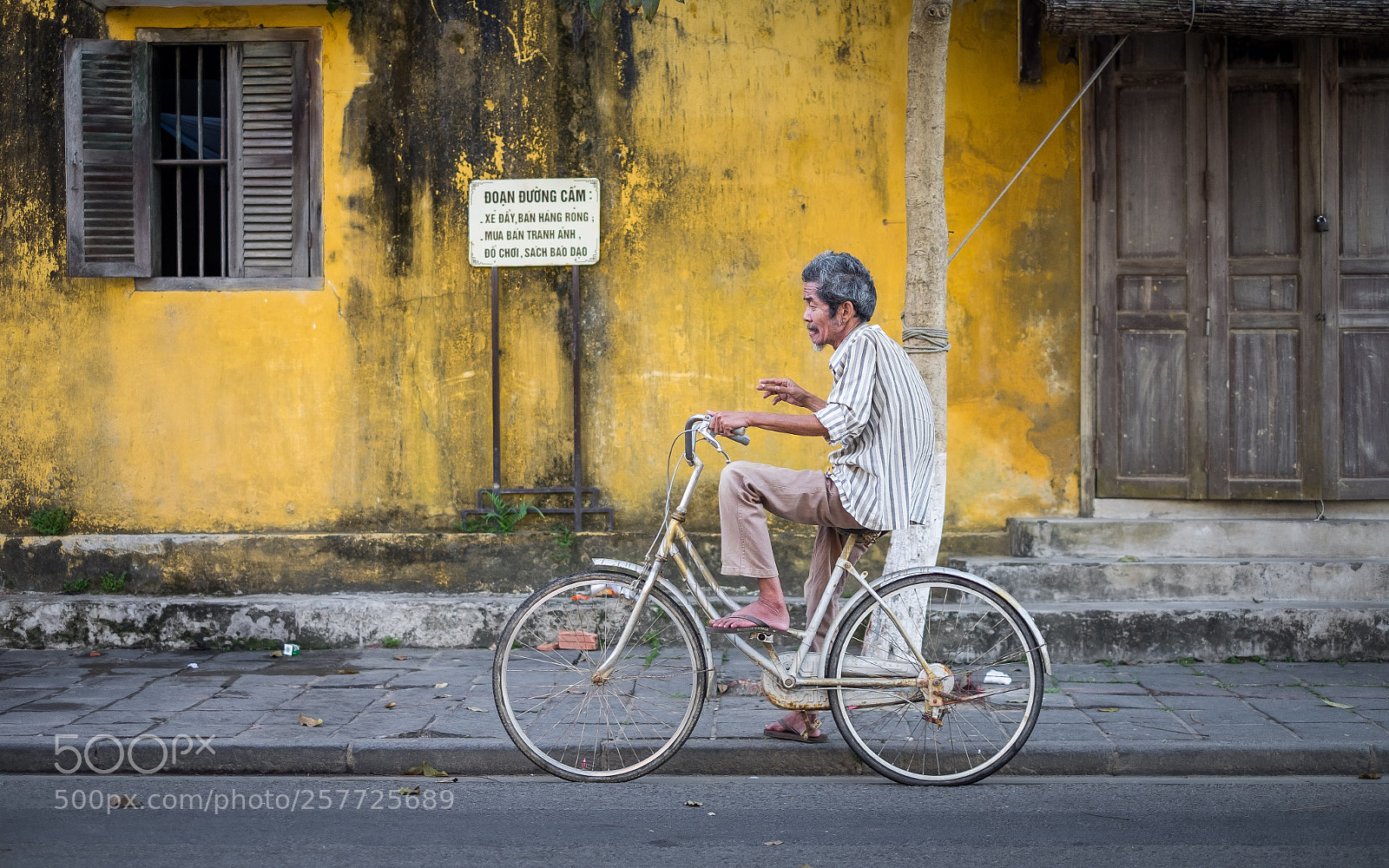 Fujifilm X-T10 sample photo. Streets of hoi an photography