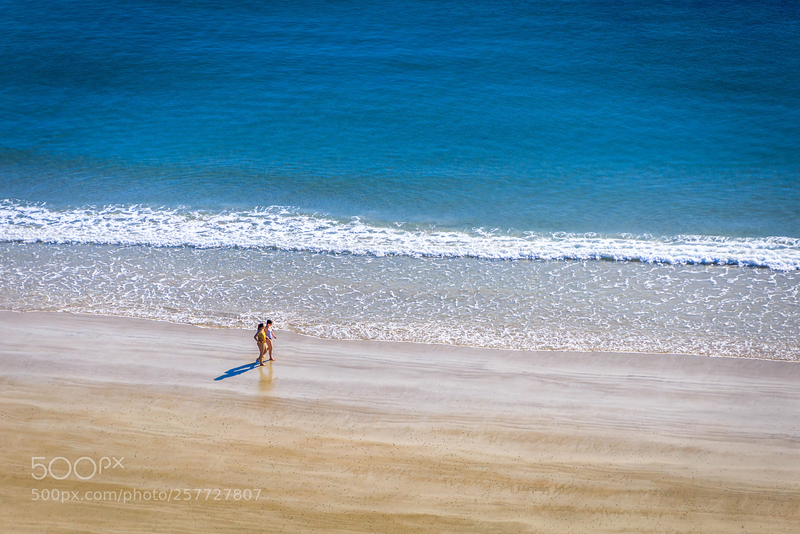 Canon EOS 5D Mark IV sample photo. Stroll along the beach photography