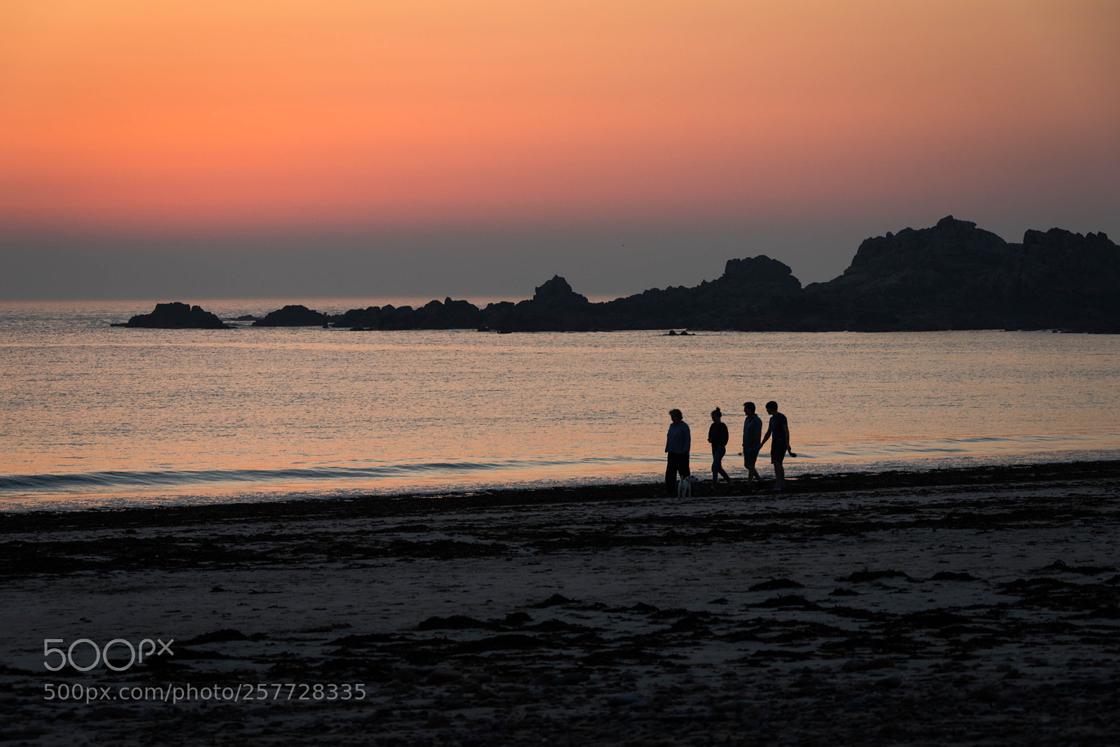 Canon EOS 5D Mark IV sample photo. Stroll along the beach photography