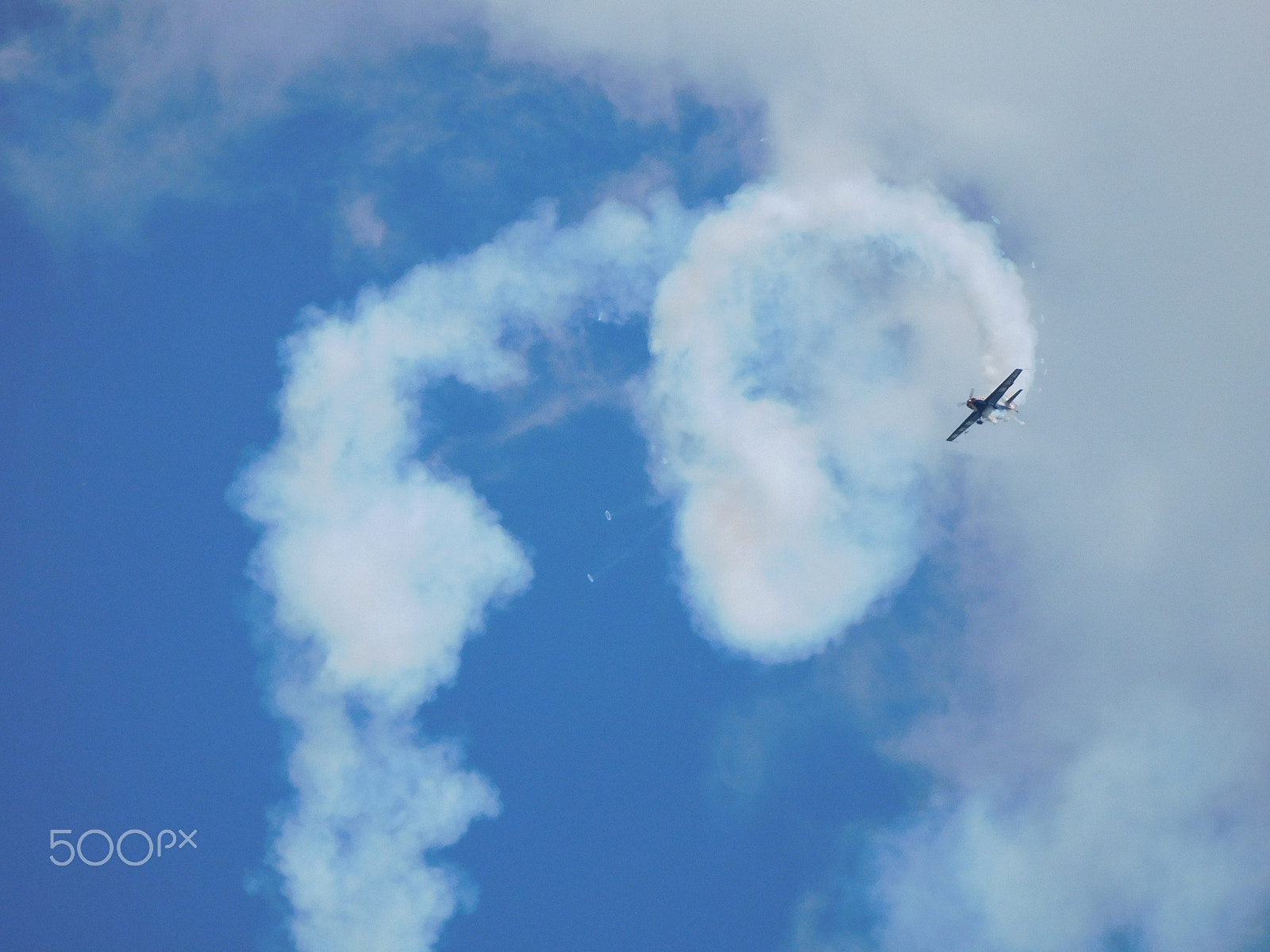 Nikon Coolpix S7000 sample photo. Plane circles photography