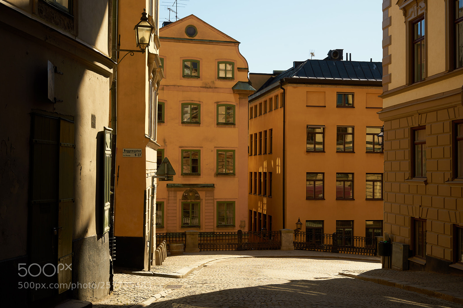 Sony a7 sample photo. Sun behind the corner photography
