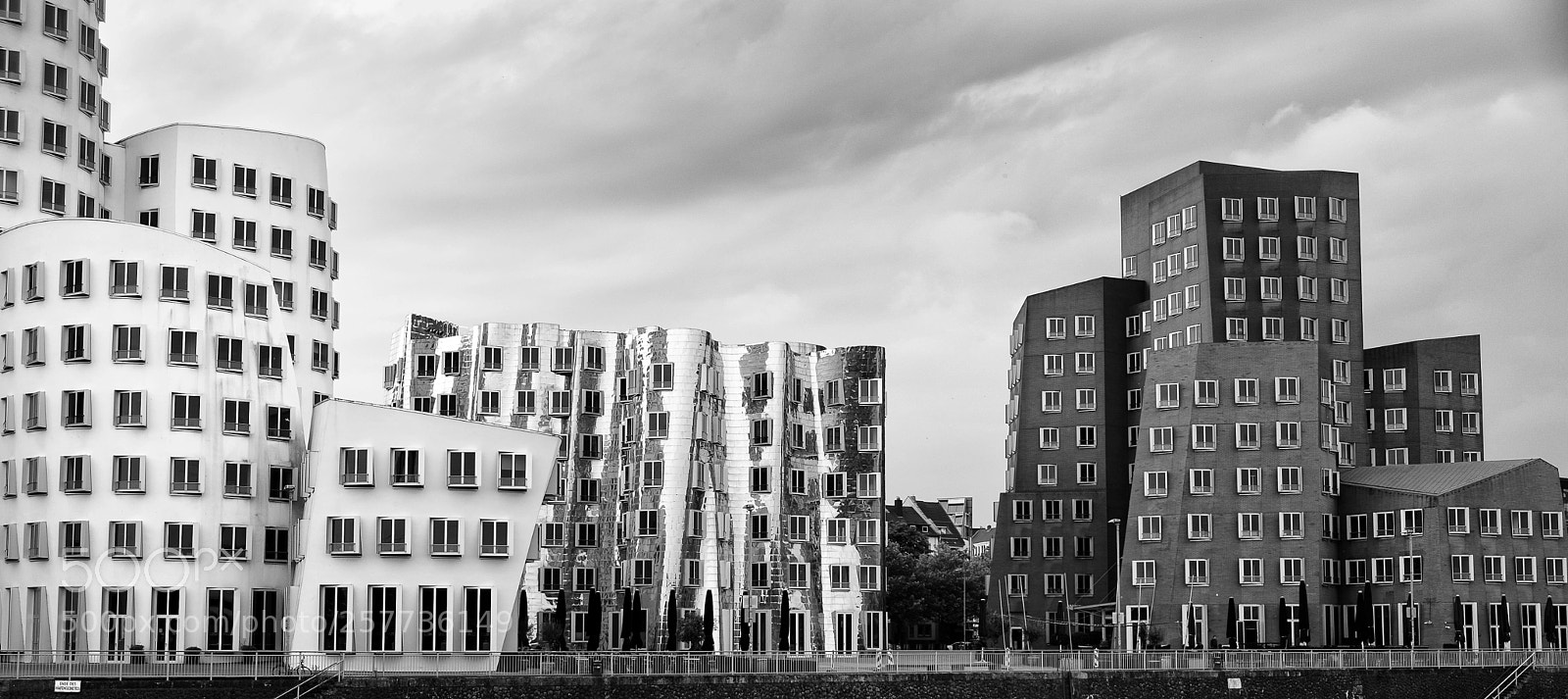 Fujifilm X-T20 sample photo. Gehry-bauten photography
